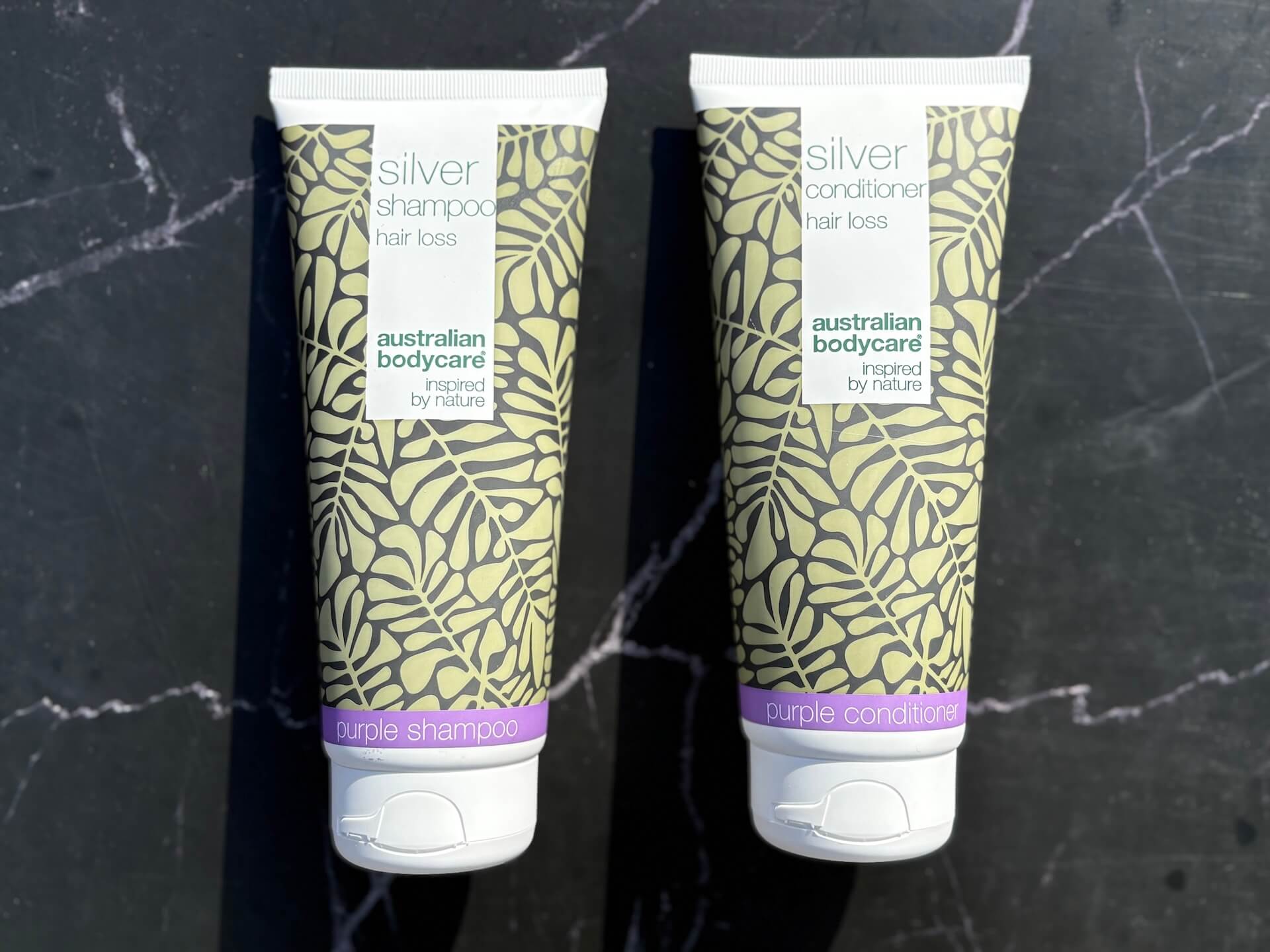 Australian Bodycare Silver Conditioner og shampoo på bord