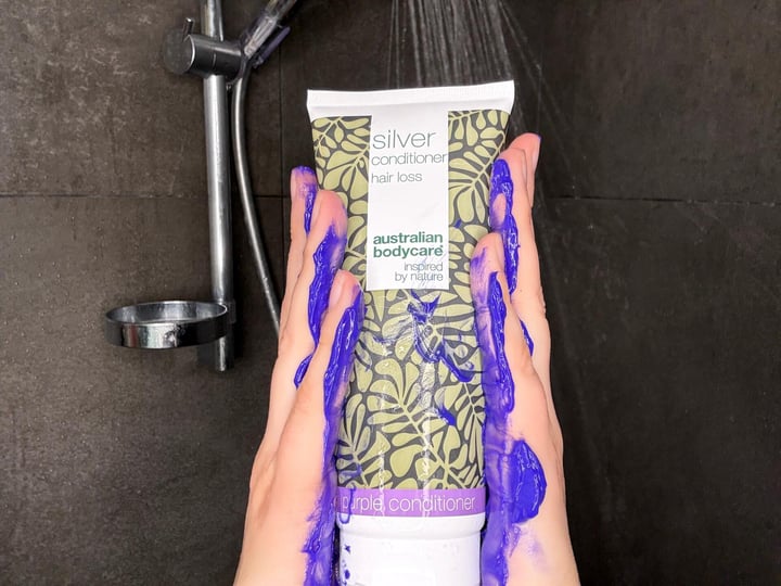 Australian Bodycare Silver Conditioner på hænder der holder tuben