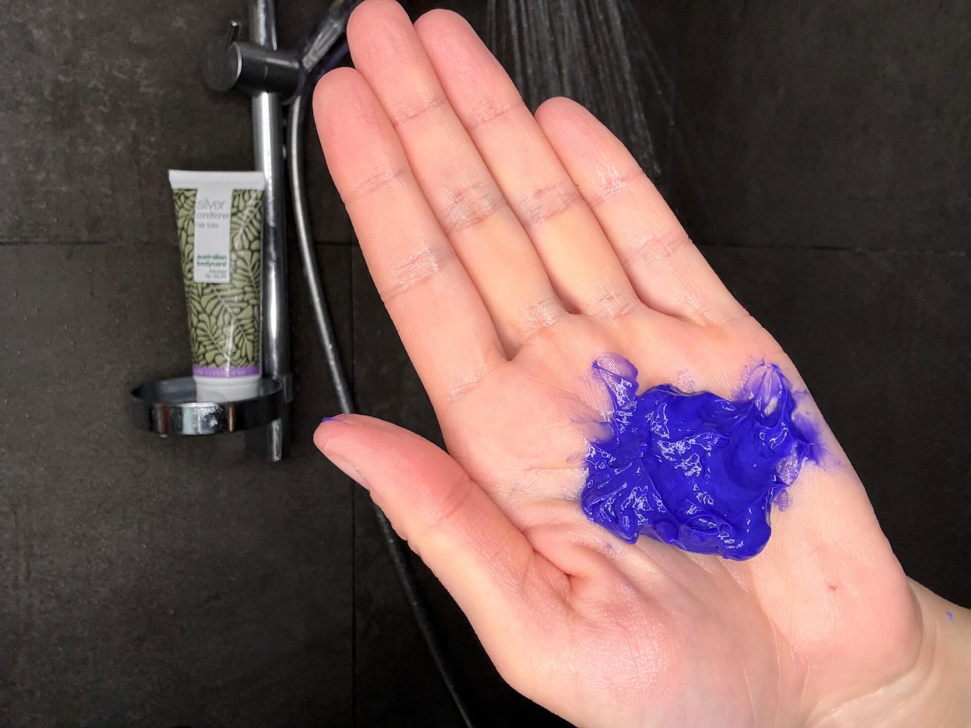 Australian Bodycare Silver Conditioner trykket ud i hånd