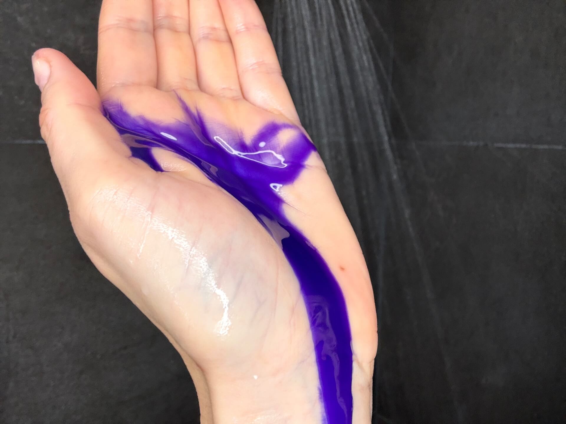 Australian Bodycare Silver Shampoo i håndflade