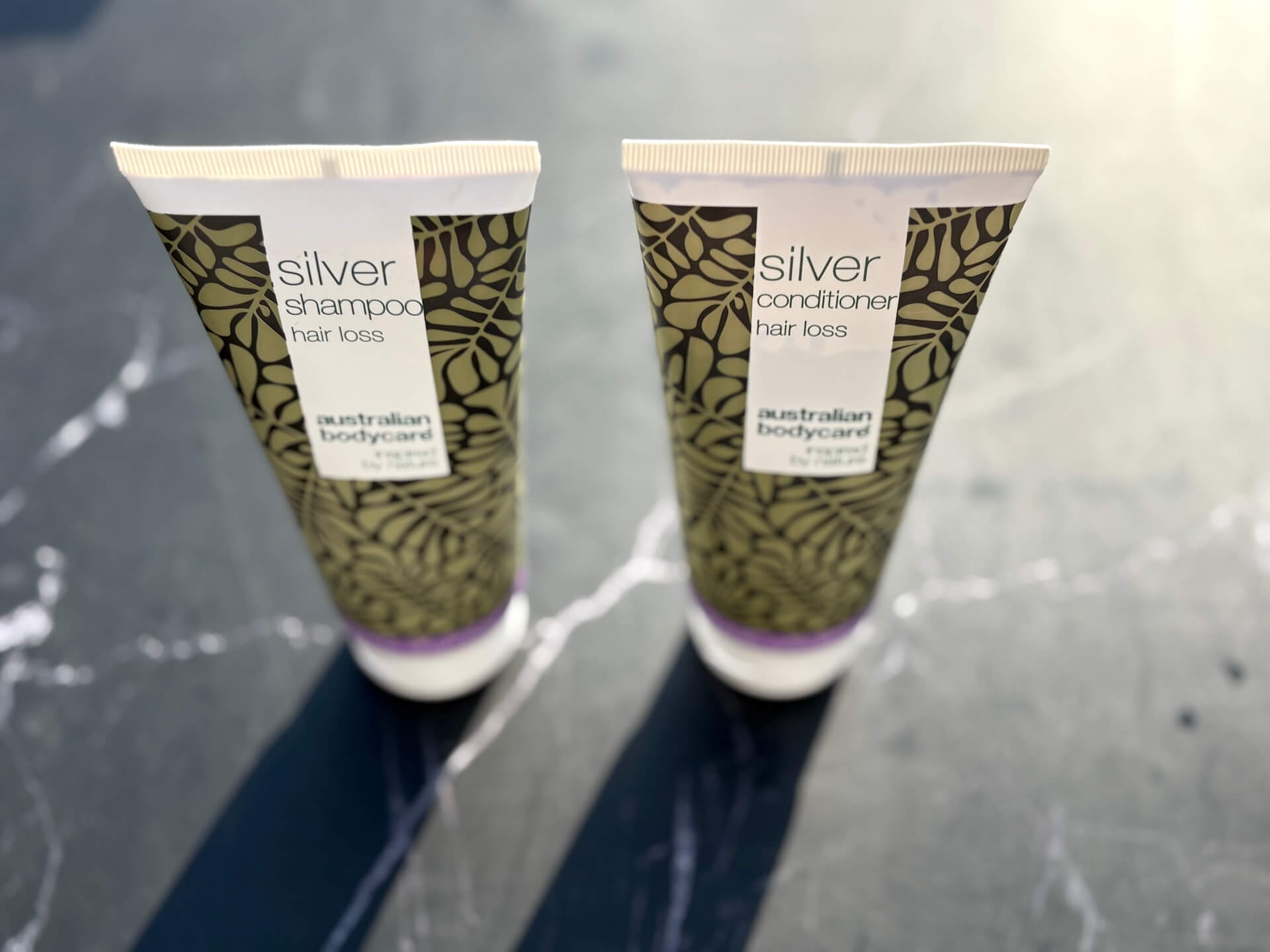 Australian Bodycare Silver Shampoo og conditioner på bord