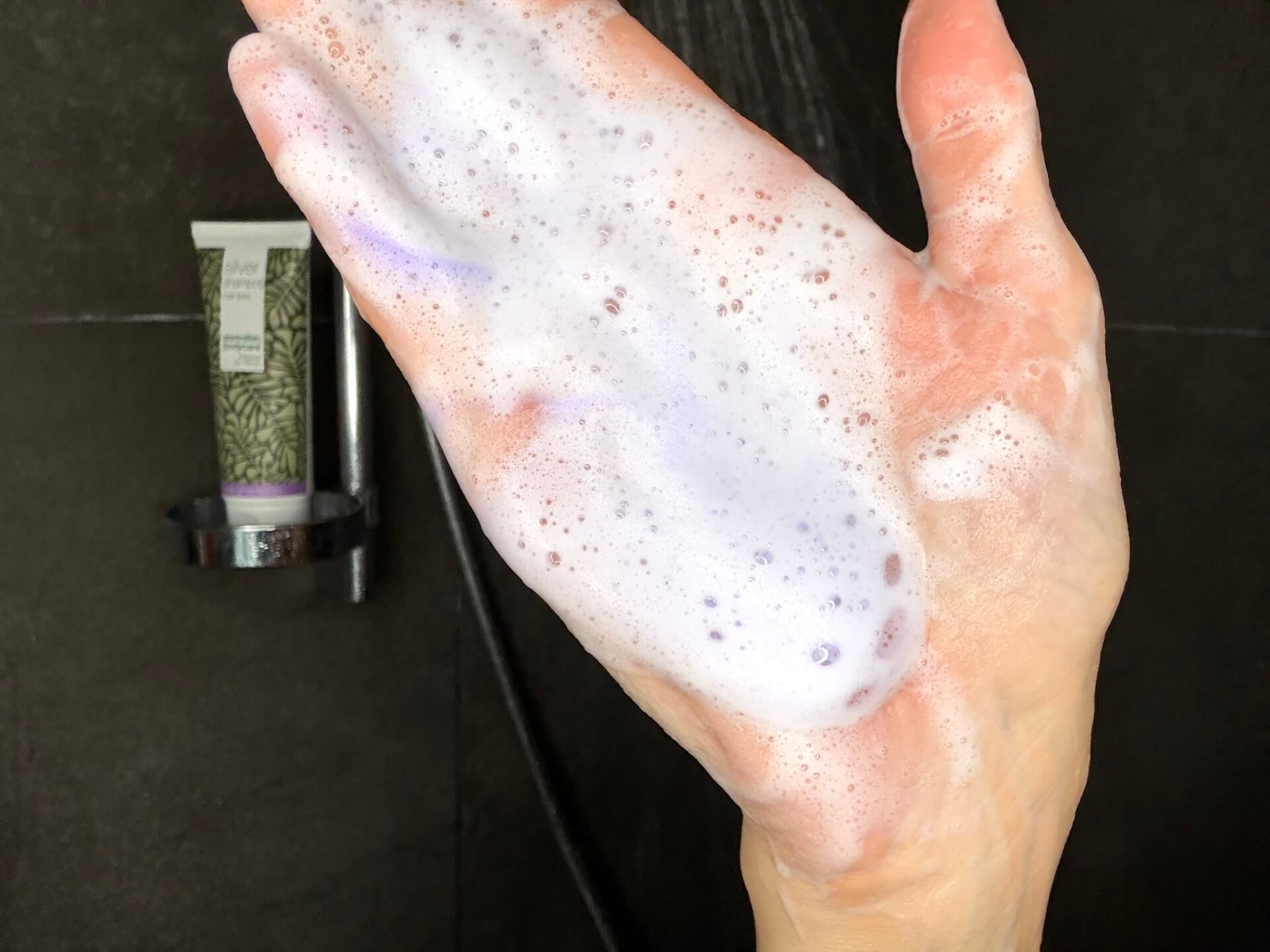Australian Bodycare Silver Shampoo skummet op i hånd