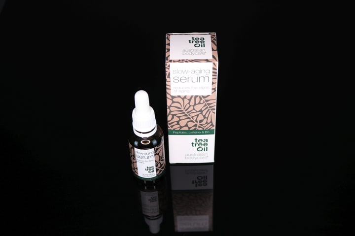 Australian Bodycare Slow-aging ansigtsserum på sort baggrund