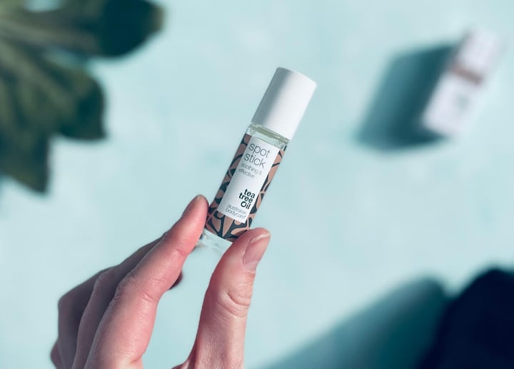 Australian Bodycare Spot Stick i hånd