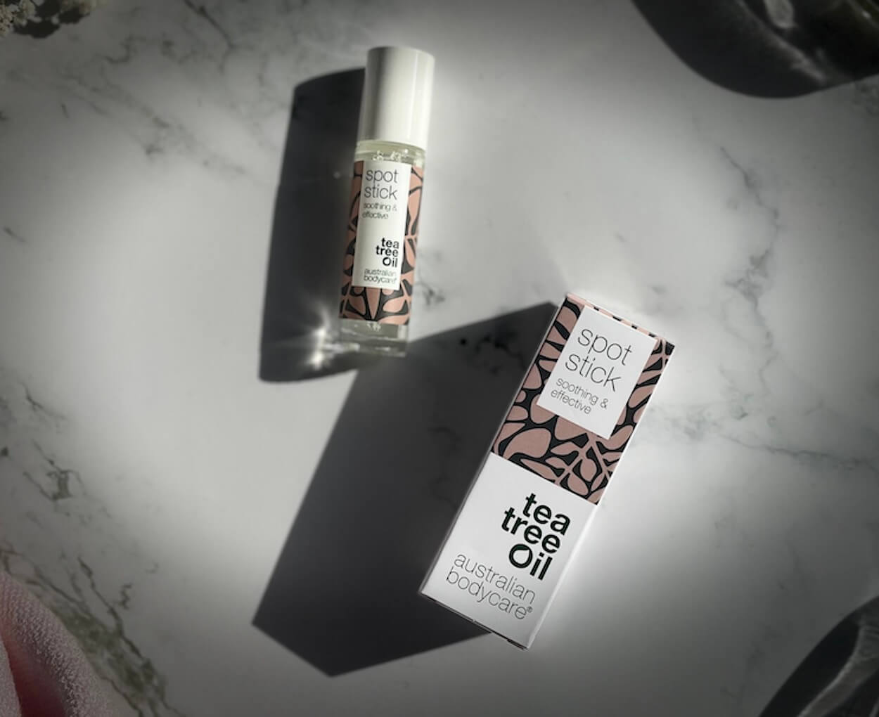 Australian Bodycare Spot Stick på et bord