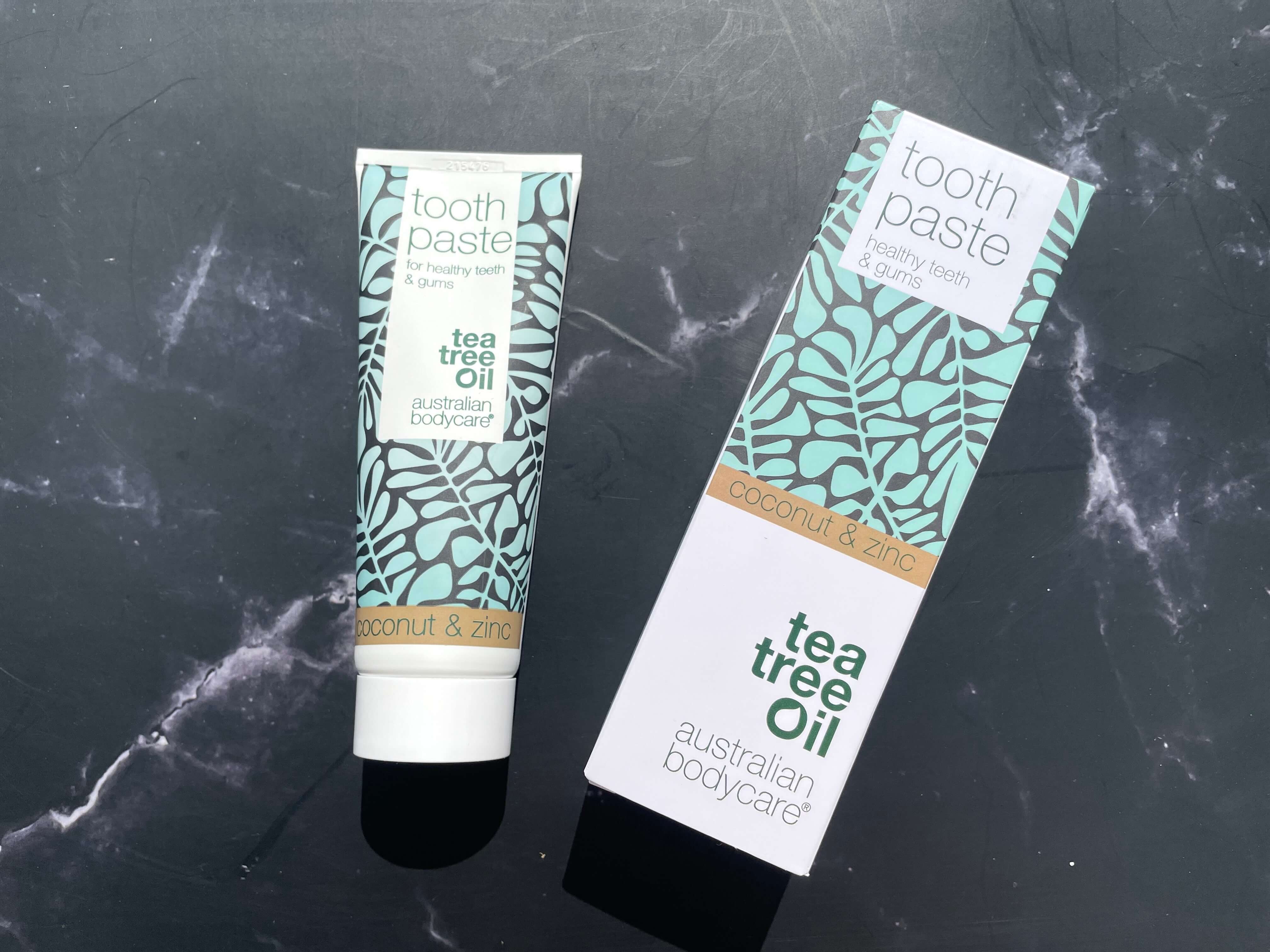 Australian Bodycare tandpasta med Kokos og Zink på bord