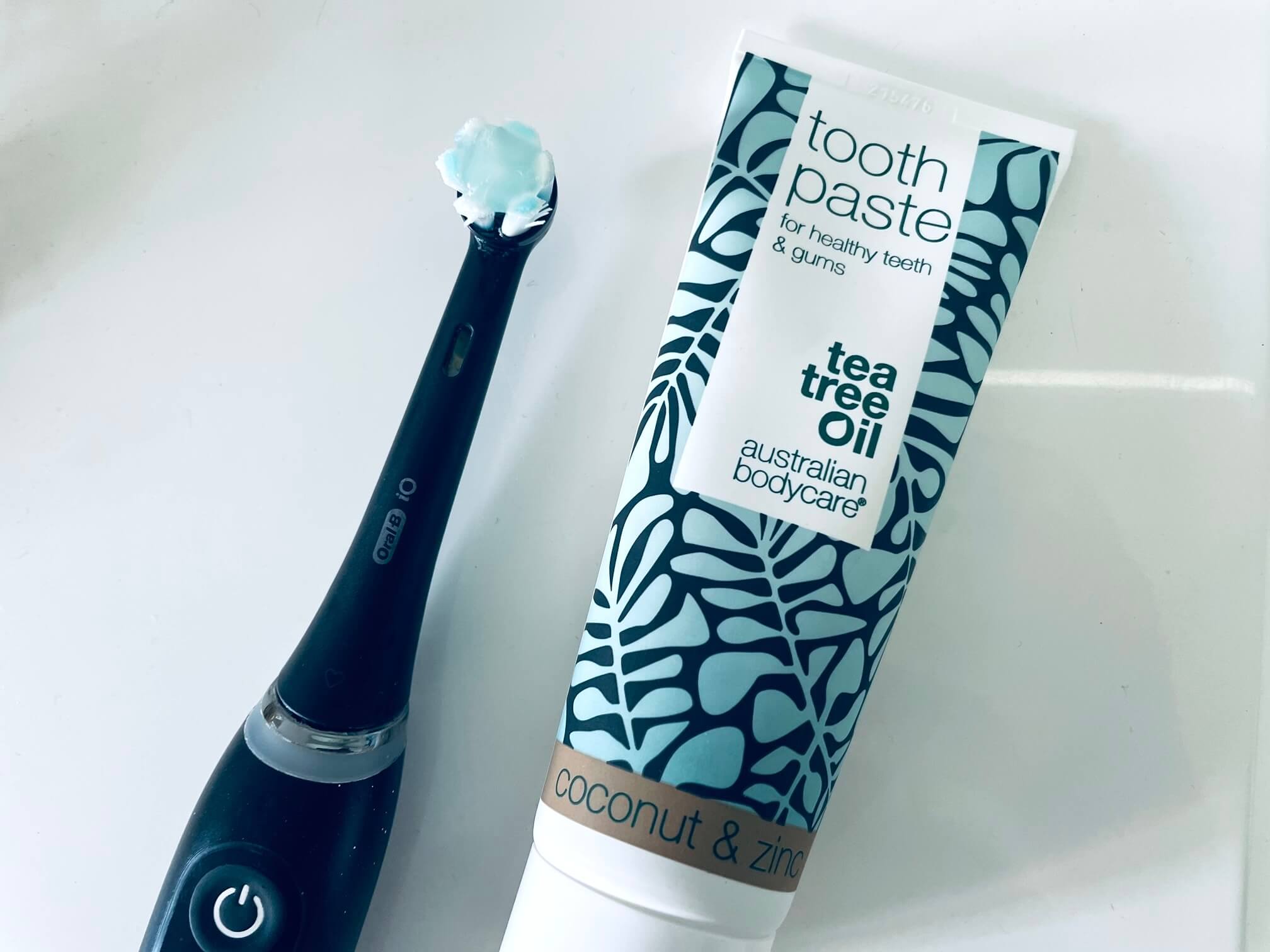 Australian Bodycare tandpasta med Kokos og Zink ved tandbørste