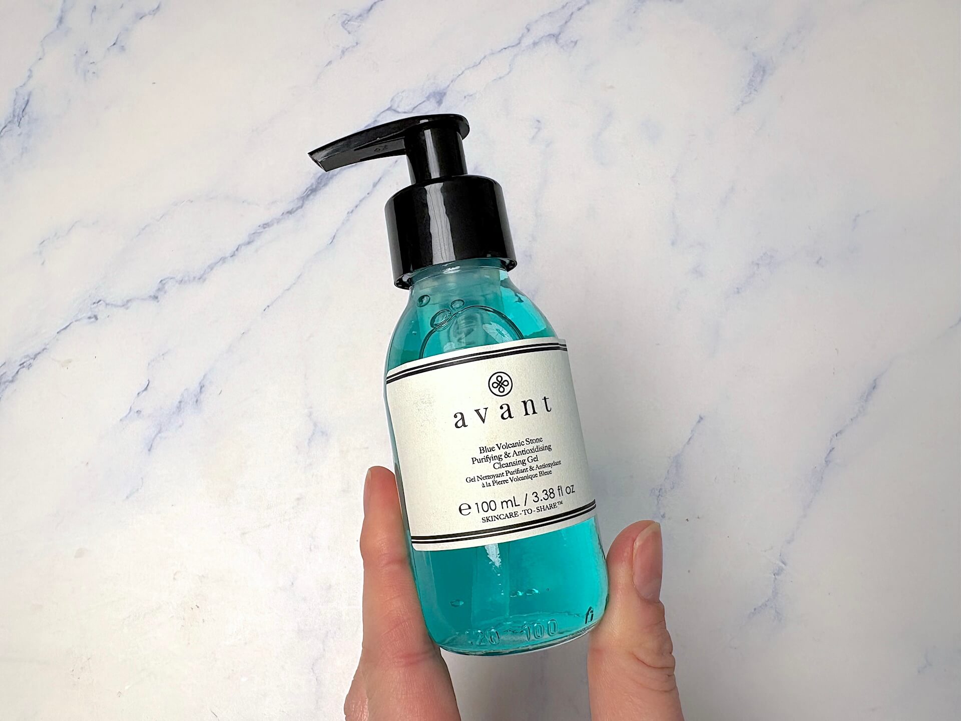 Avant Skincare Blue Volcanic Stone Purifying & Antioxidising Cleansing Gel i hånd