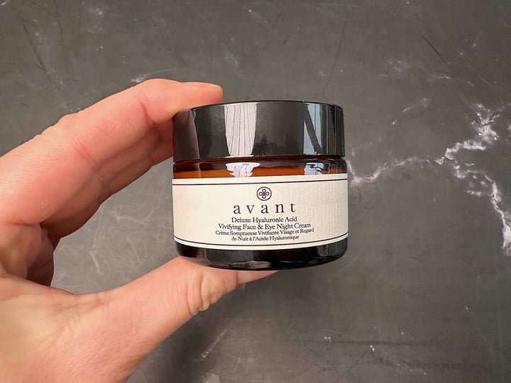 Avant Skincare Deluxe Hyaluronic Acid Vivifying Face & Eye Night Cream i hånd