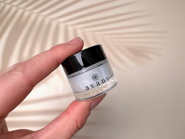 Avant Skincare Hyaluronic Acid Molecular Boost Eye Cream mellem fingre