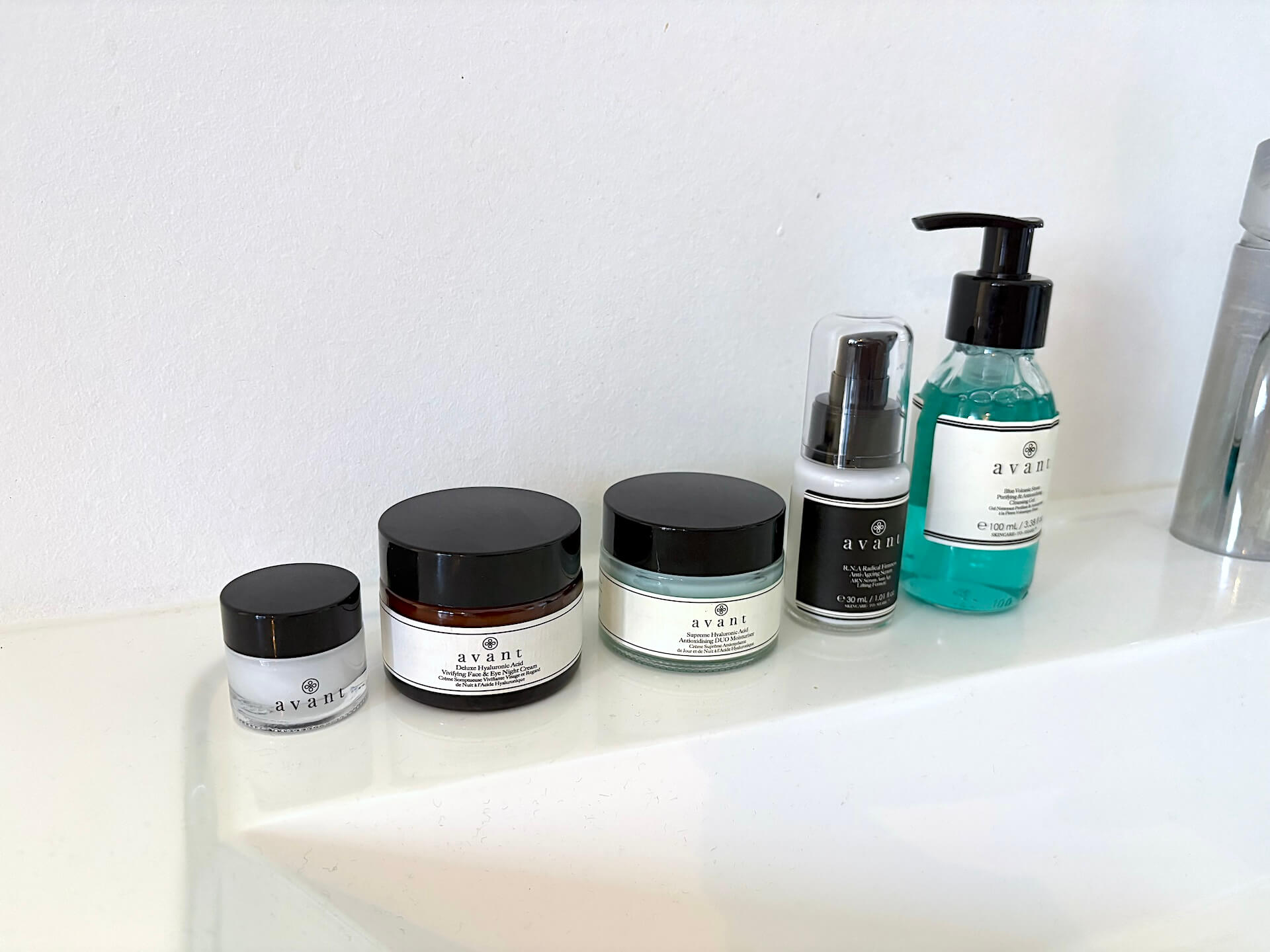 Avant Skincare produkter inklusiv Blue Volcanic Stone Purifying & Antioxidising Cleansing Gel