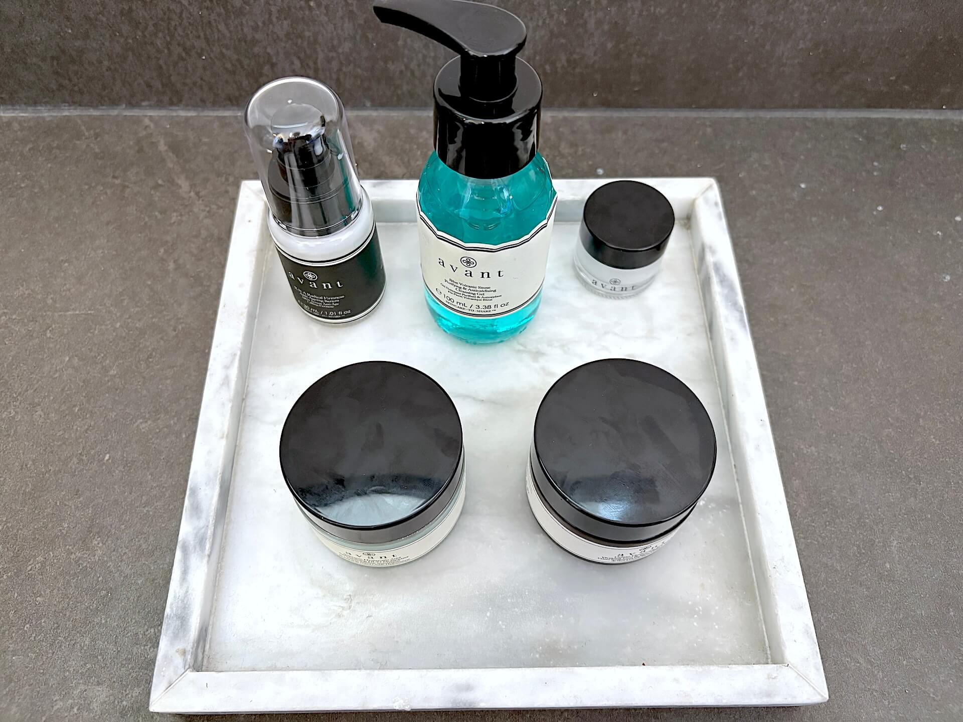 Avant Skincare produkter inklusiv Supreme Hyaluronic Acid Anti-Oxidising DUO Moisturiser