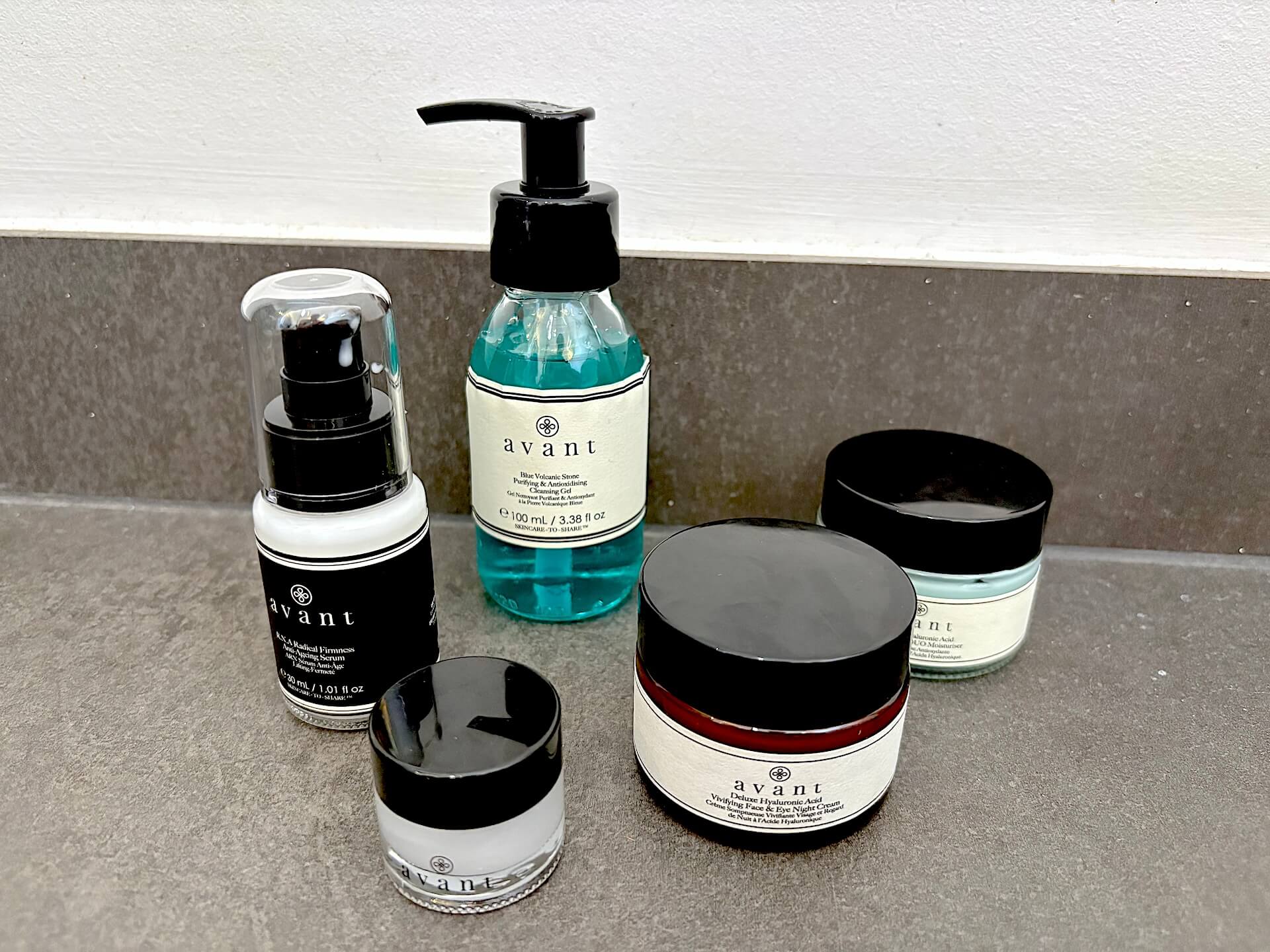 Avant Skincare produkter og R.N.A Radical Firmness Anti-Ageing Serum