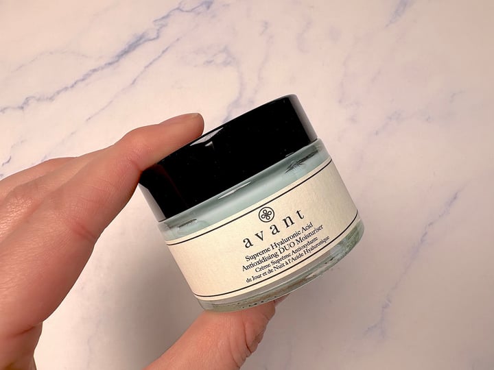 Avant Skincare Supreme Hyaluronic Acid Anti-Oxidising DUO Moisturiser i hånd