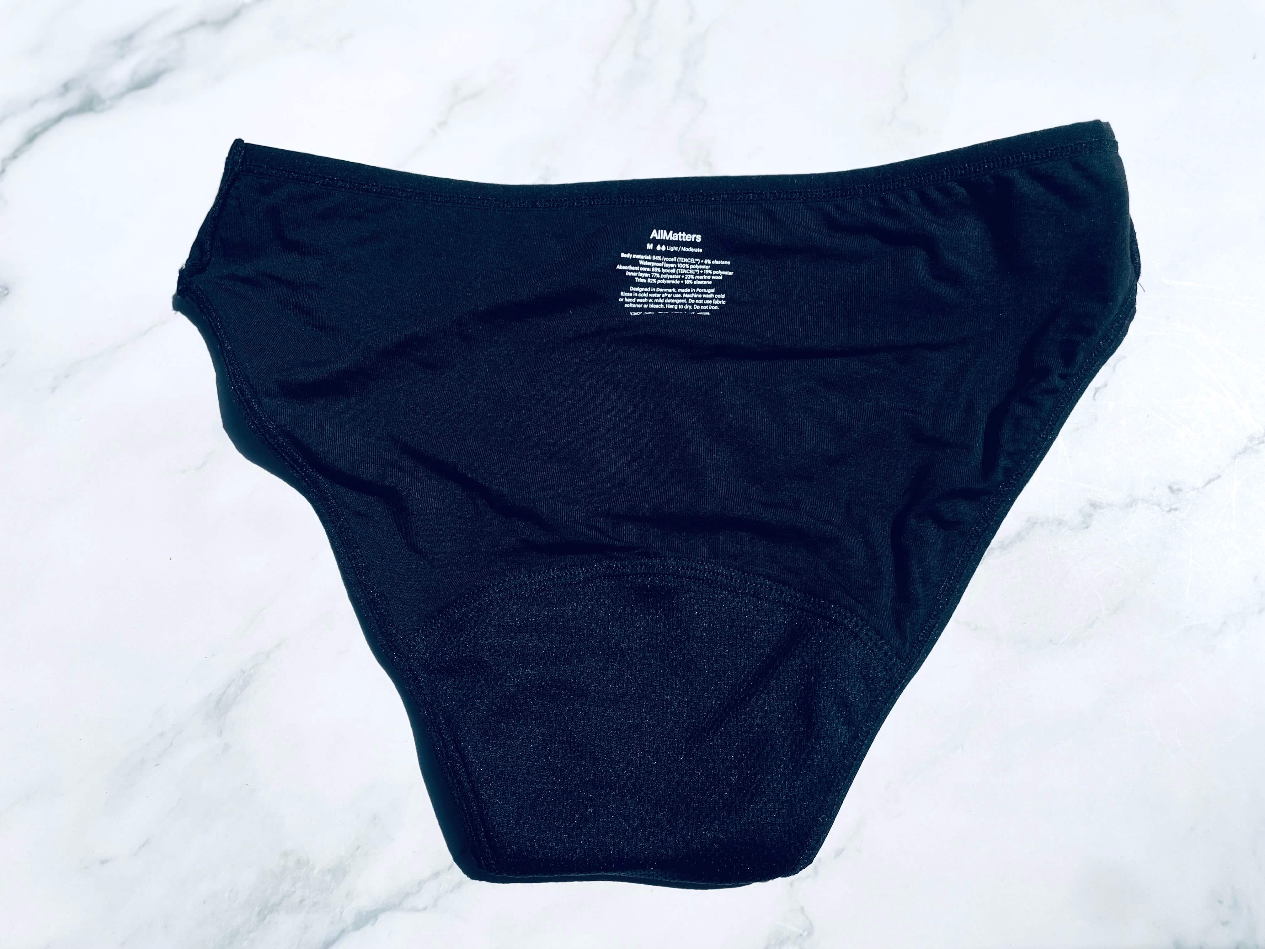 Bagside af Allmatters menstruationstrusse i bikiniversion