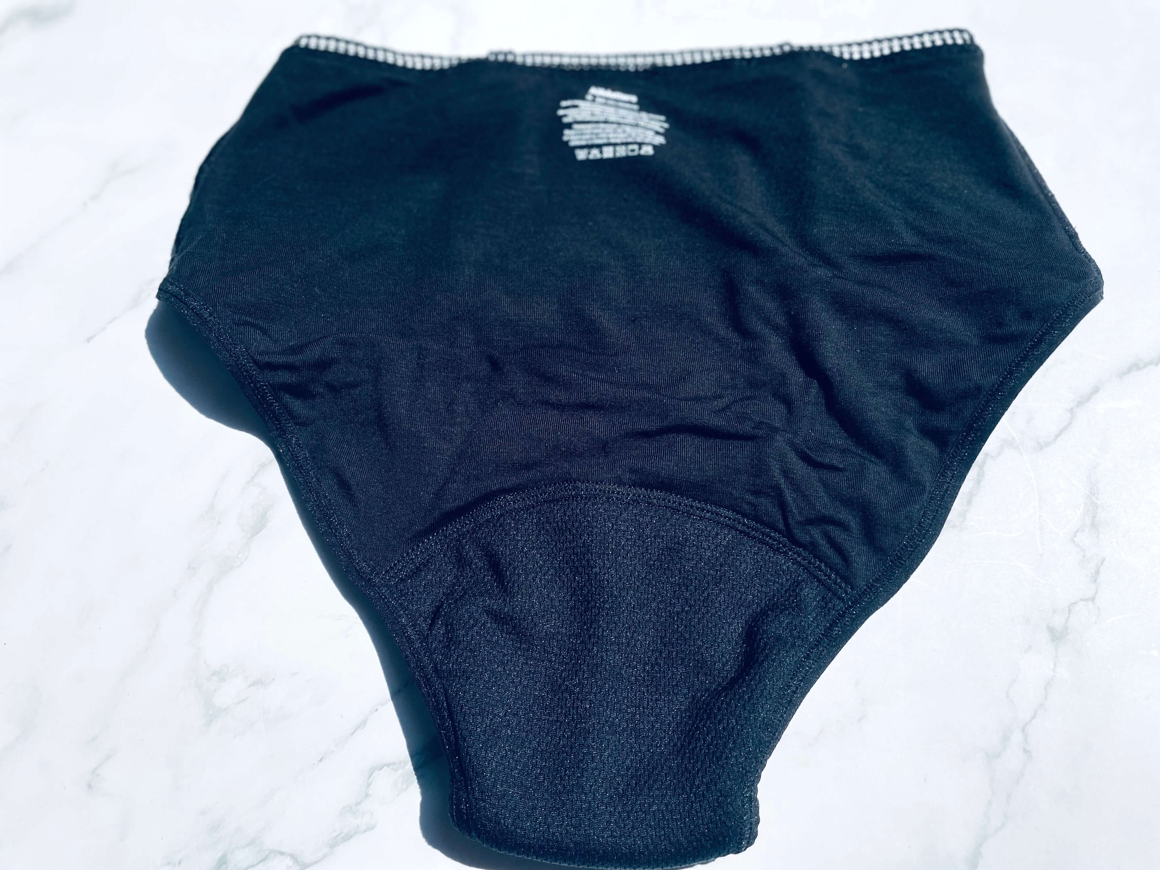Bagside af Allmatters menstruationstrusse med highwaist