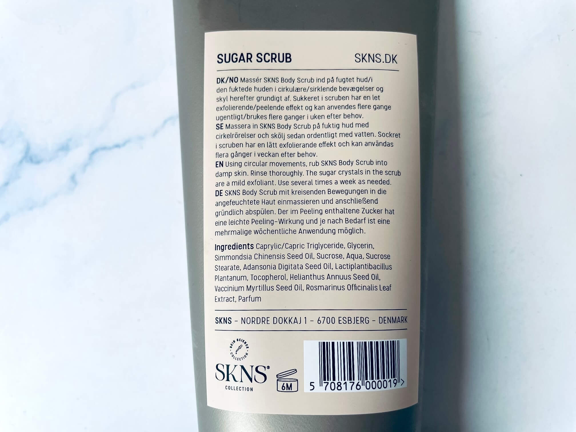 Bagside af Body Sugar Scrub fra SKNS