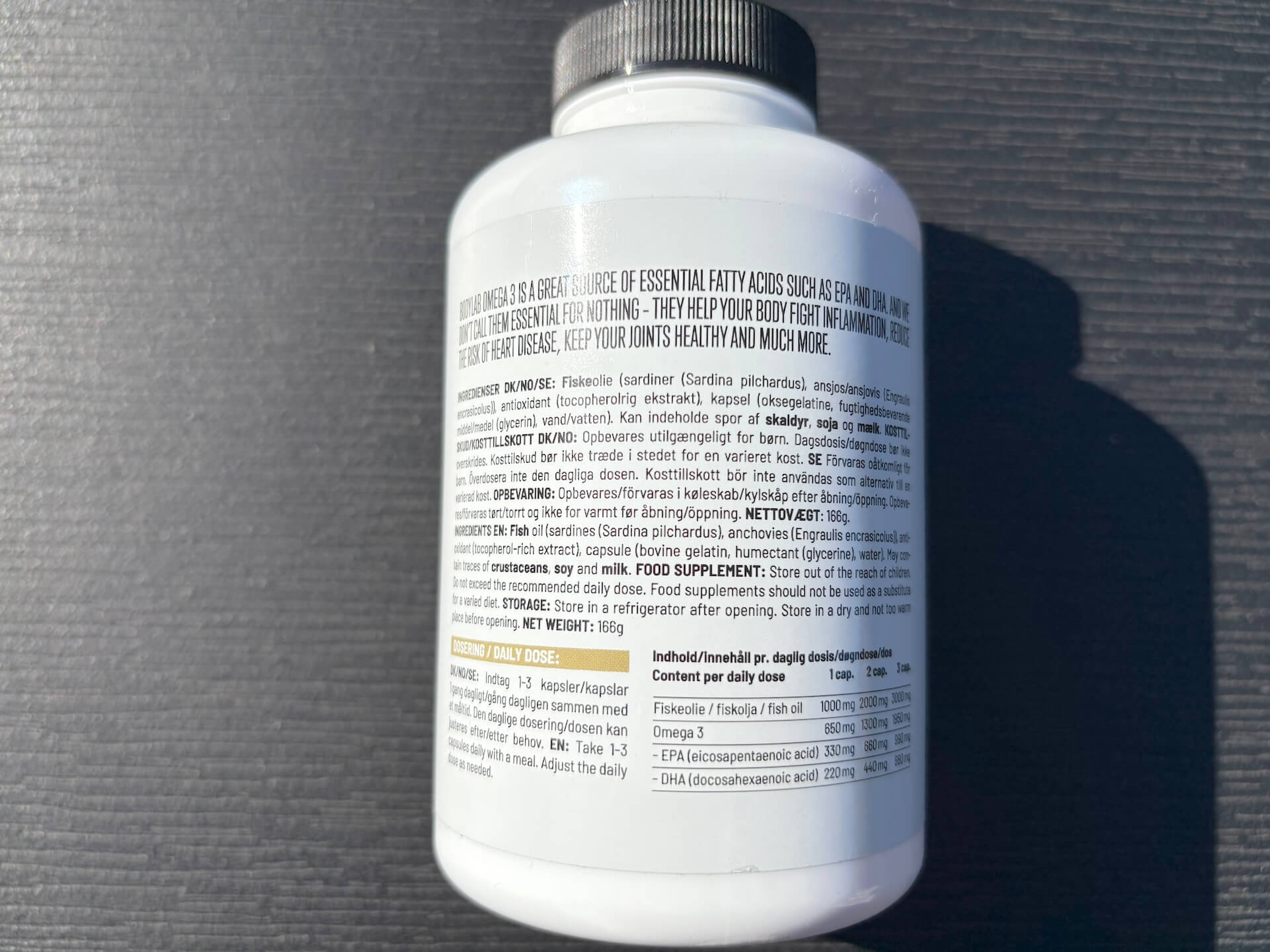 Bagside af bøtte med instruktioner til indtagelse på Bodylab Omega 3 300mg