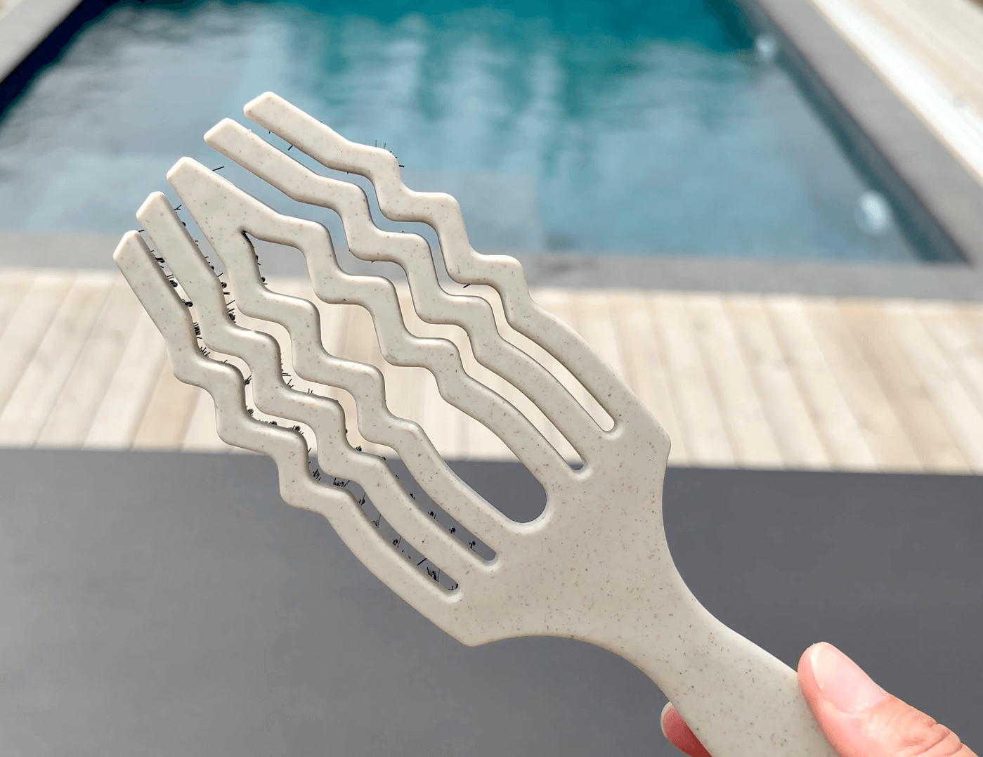 Bagside af Hairlust Curved Flex Detangler