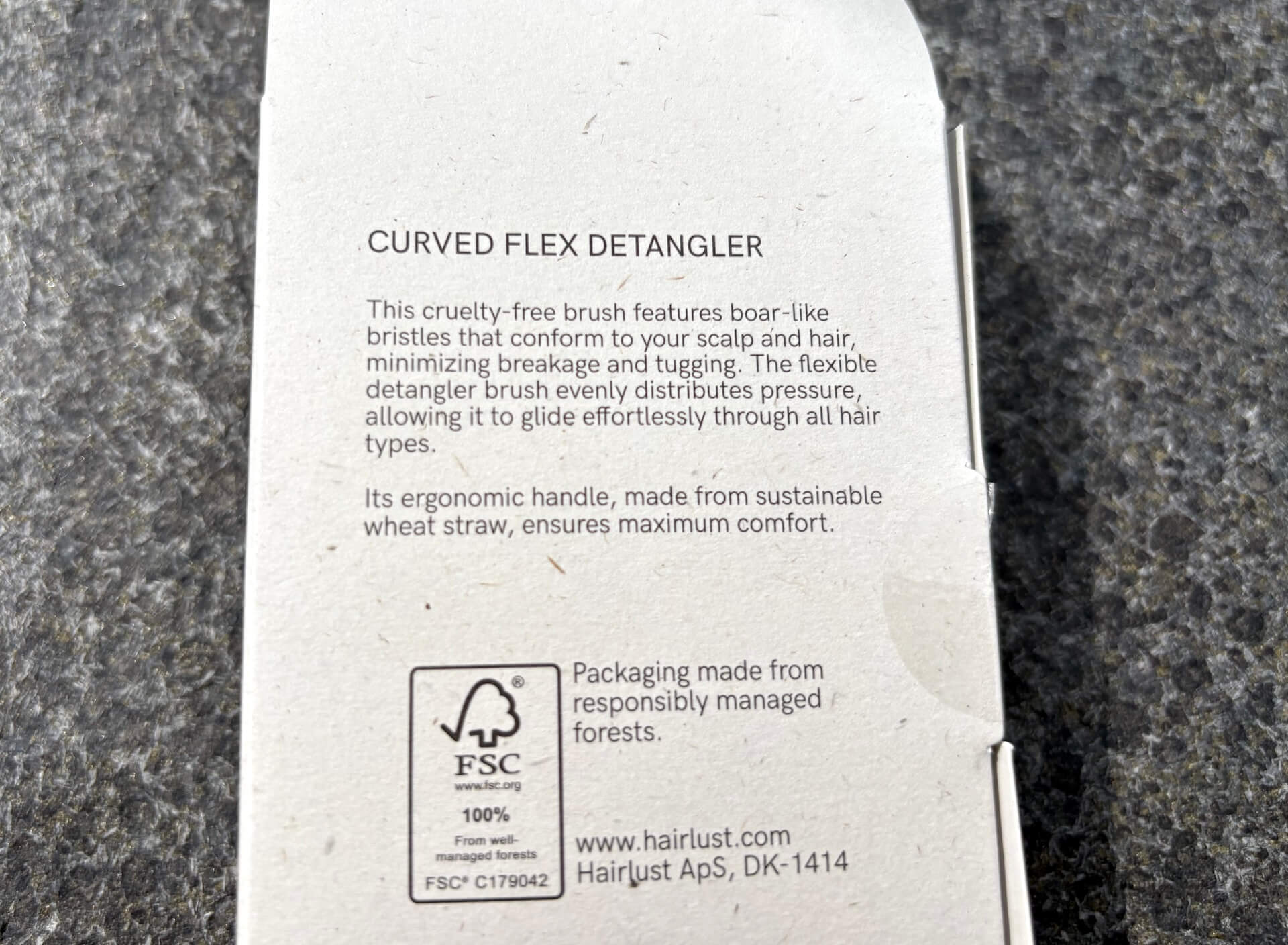 Bagside af kasse med Hairlust Curved Flex Detangler