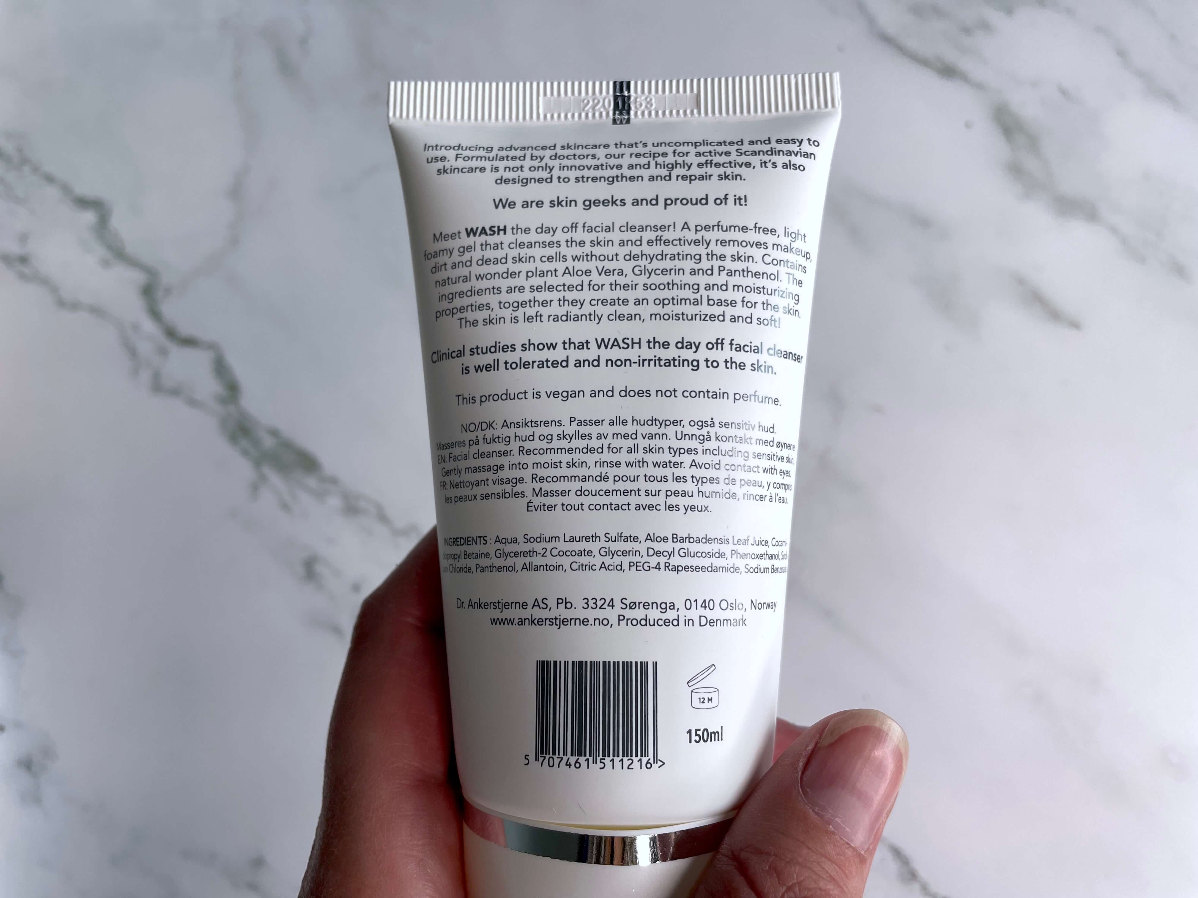 Bagside med ingredienser på WASH the day off facial cleanser