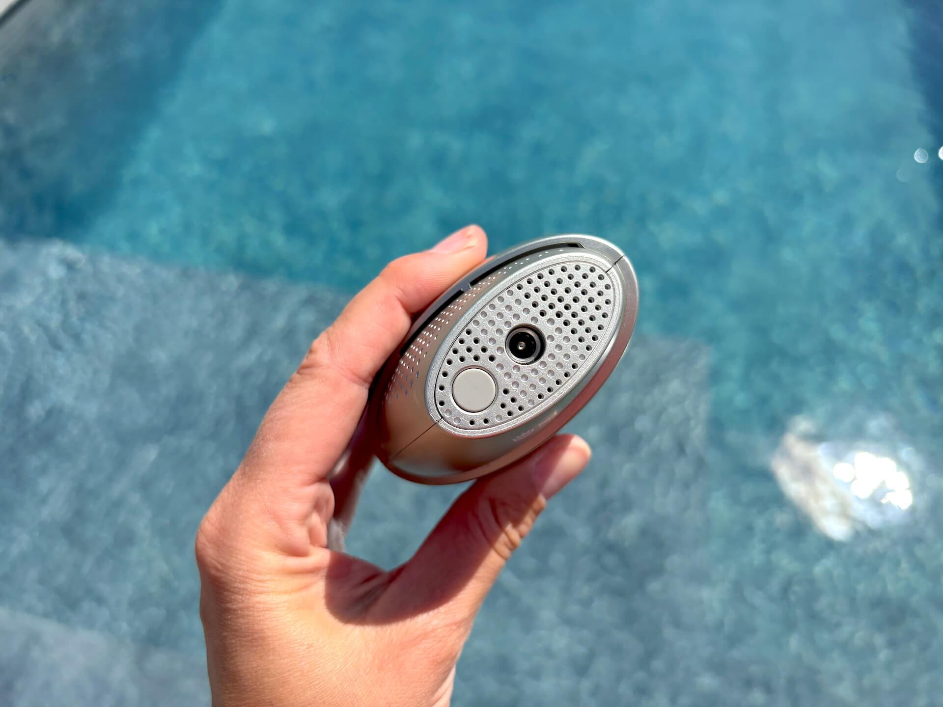 Bagside på SkySkin IPL Advanced med knap til at tænde og justere lysniveau