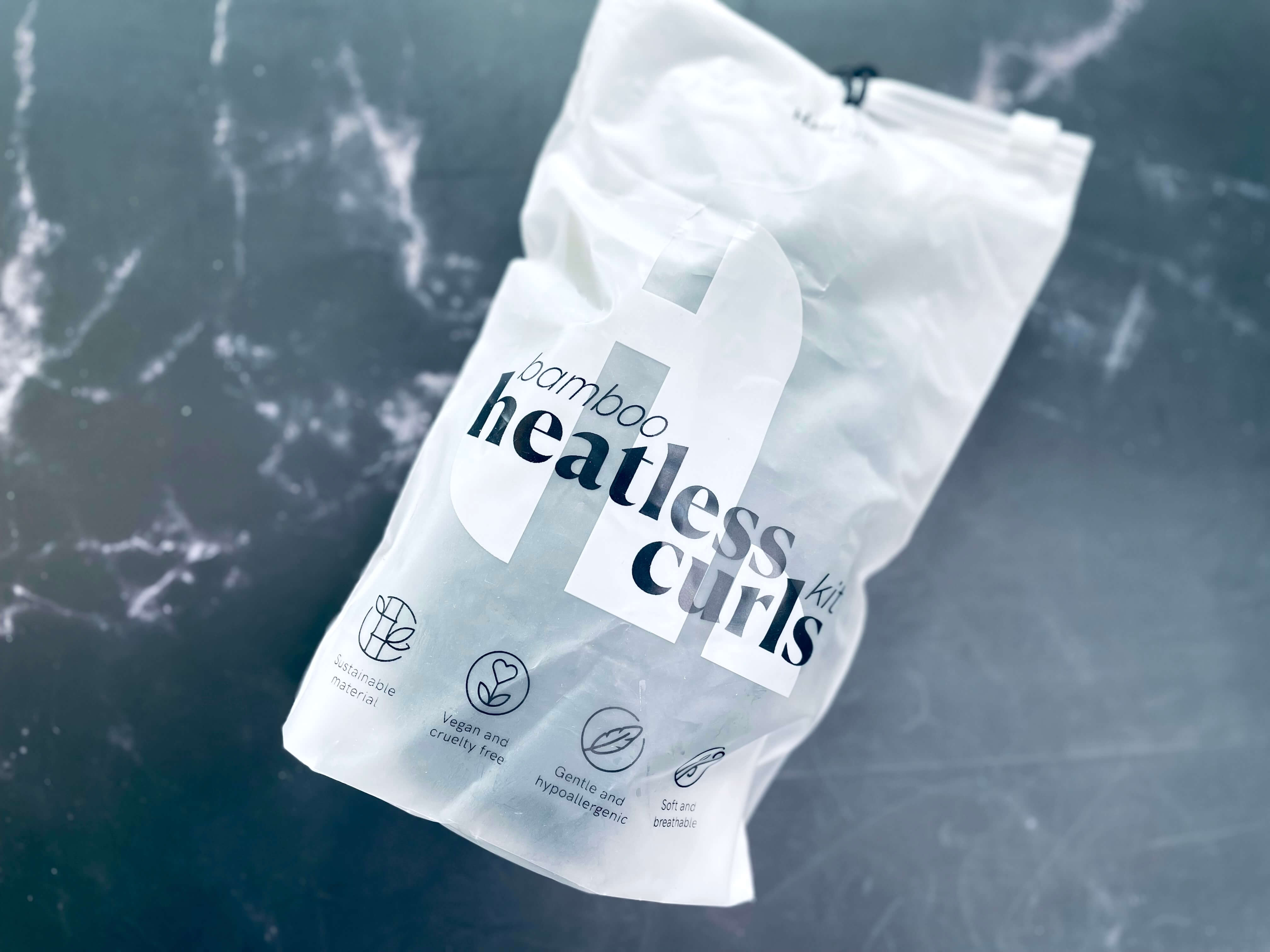 Bamboo Heatless Curls Kit i pose på bord