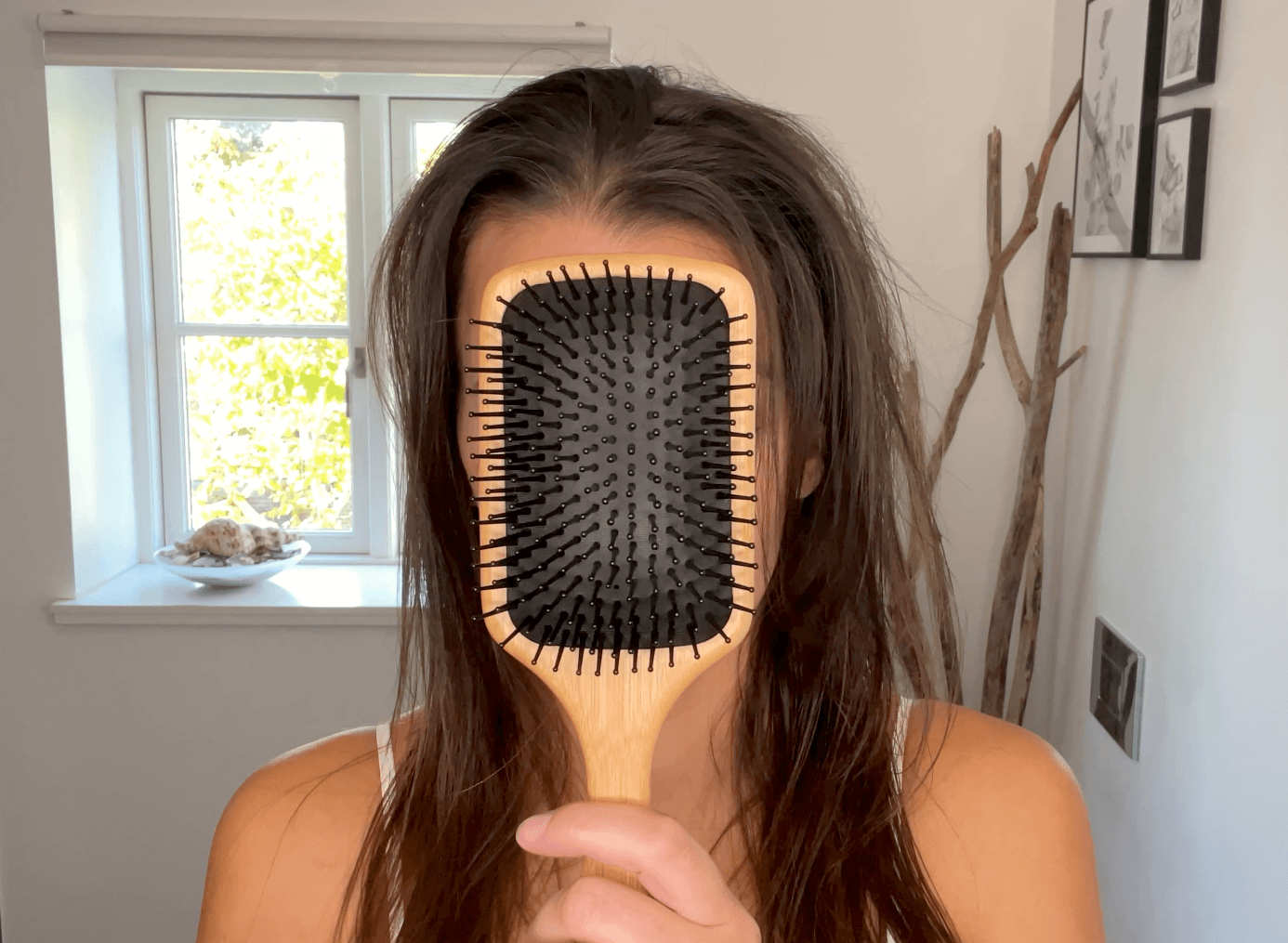 Bamboo pladebørste foran kvinde