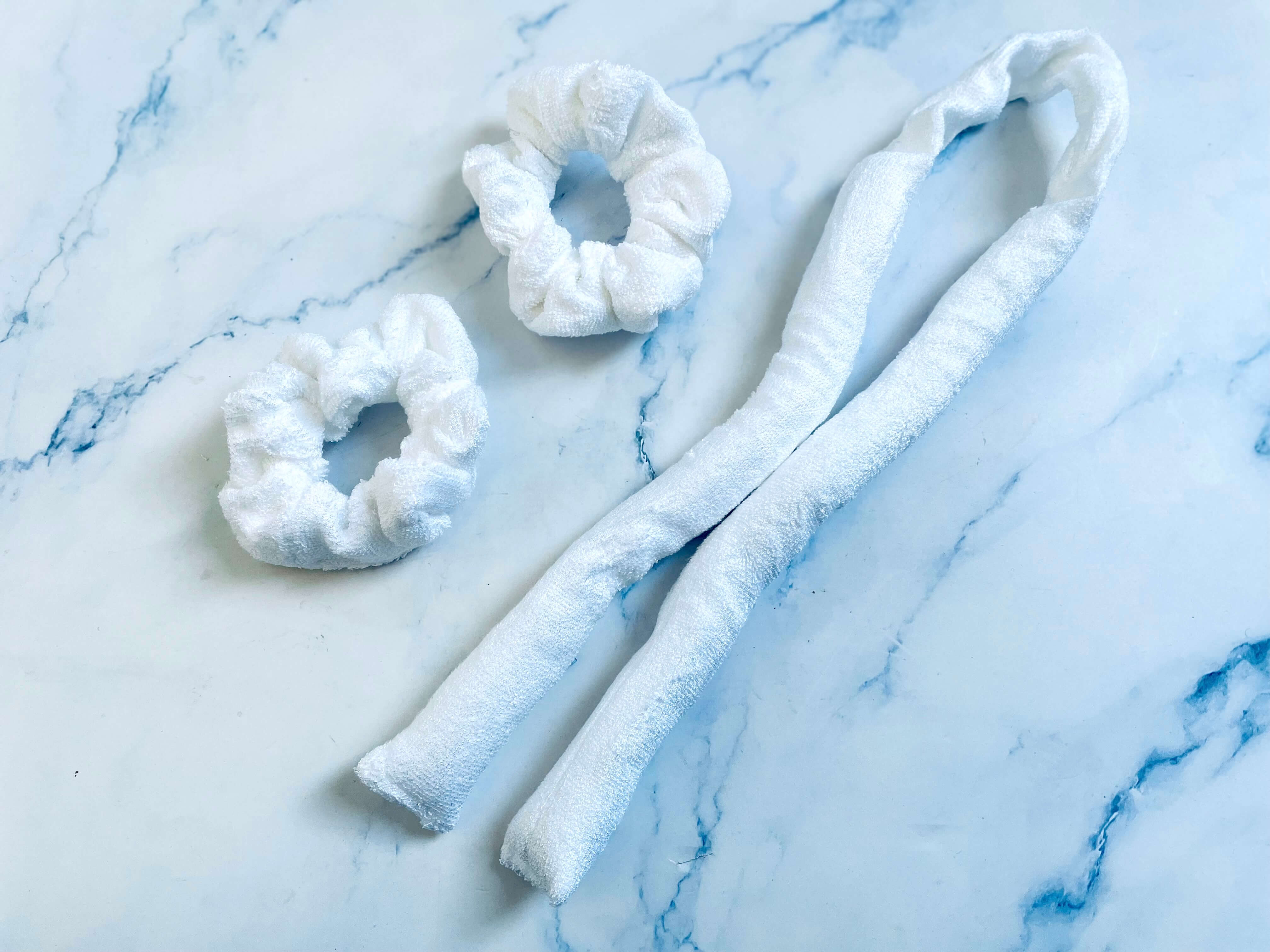 Bamboo Towel heatless curls kit fra Hairlust på bord