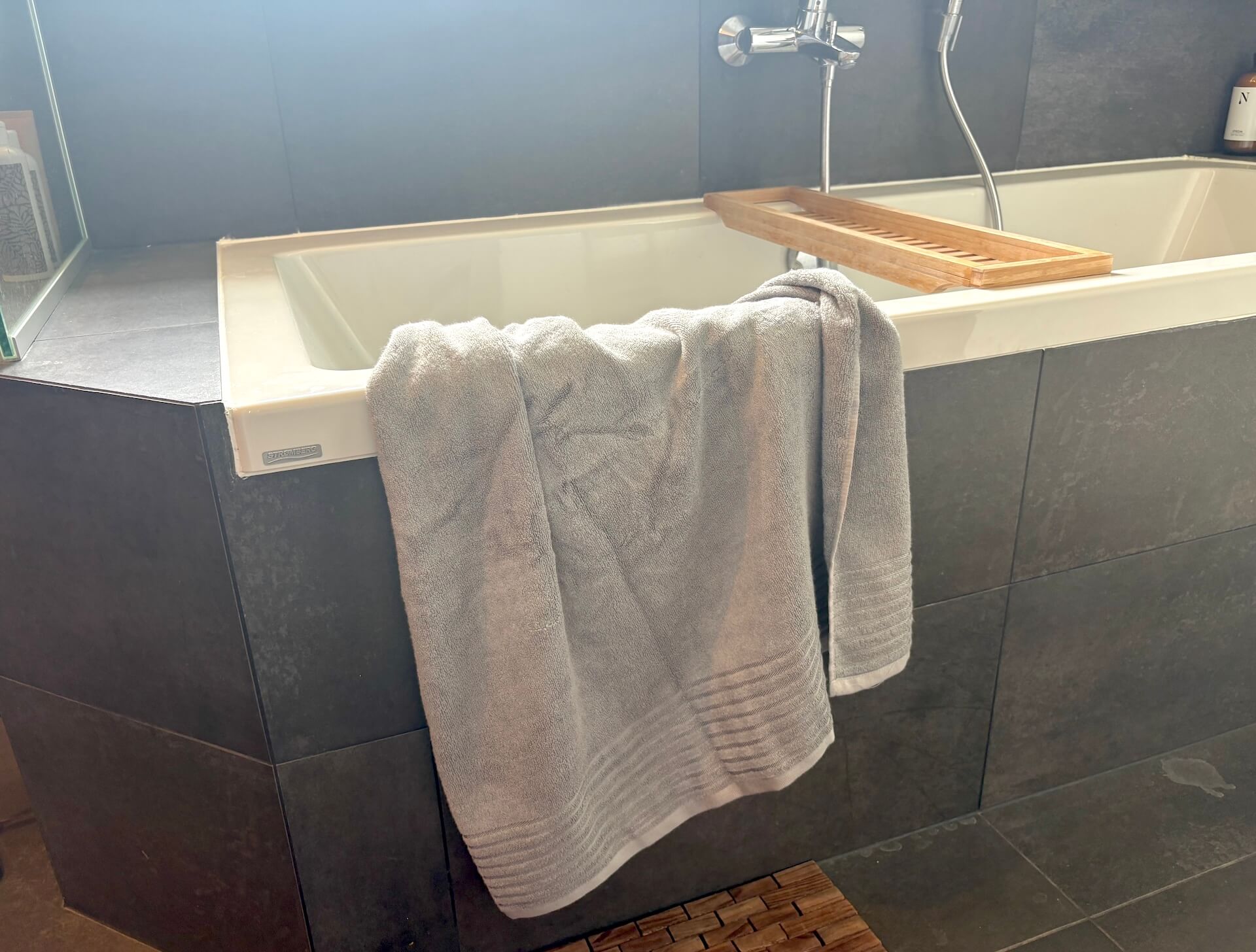 Bambuni badehåndklæde 70x140 på badekarkant