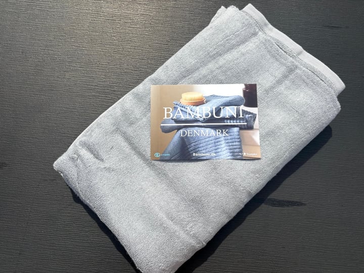 Bambuni badehåndklæde 70x140 på bord