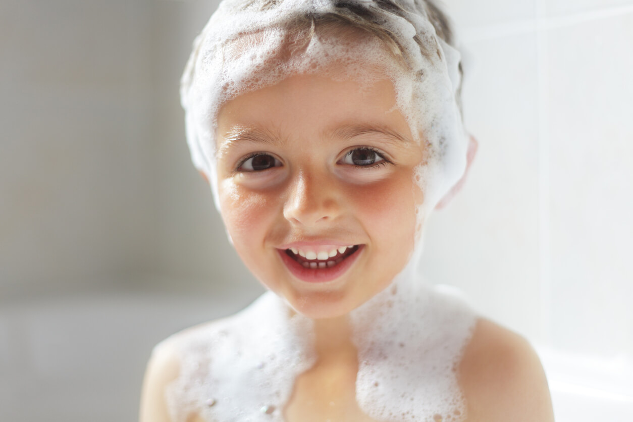 Barn vasker hår med shampoo til børn
