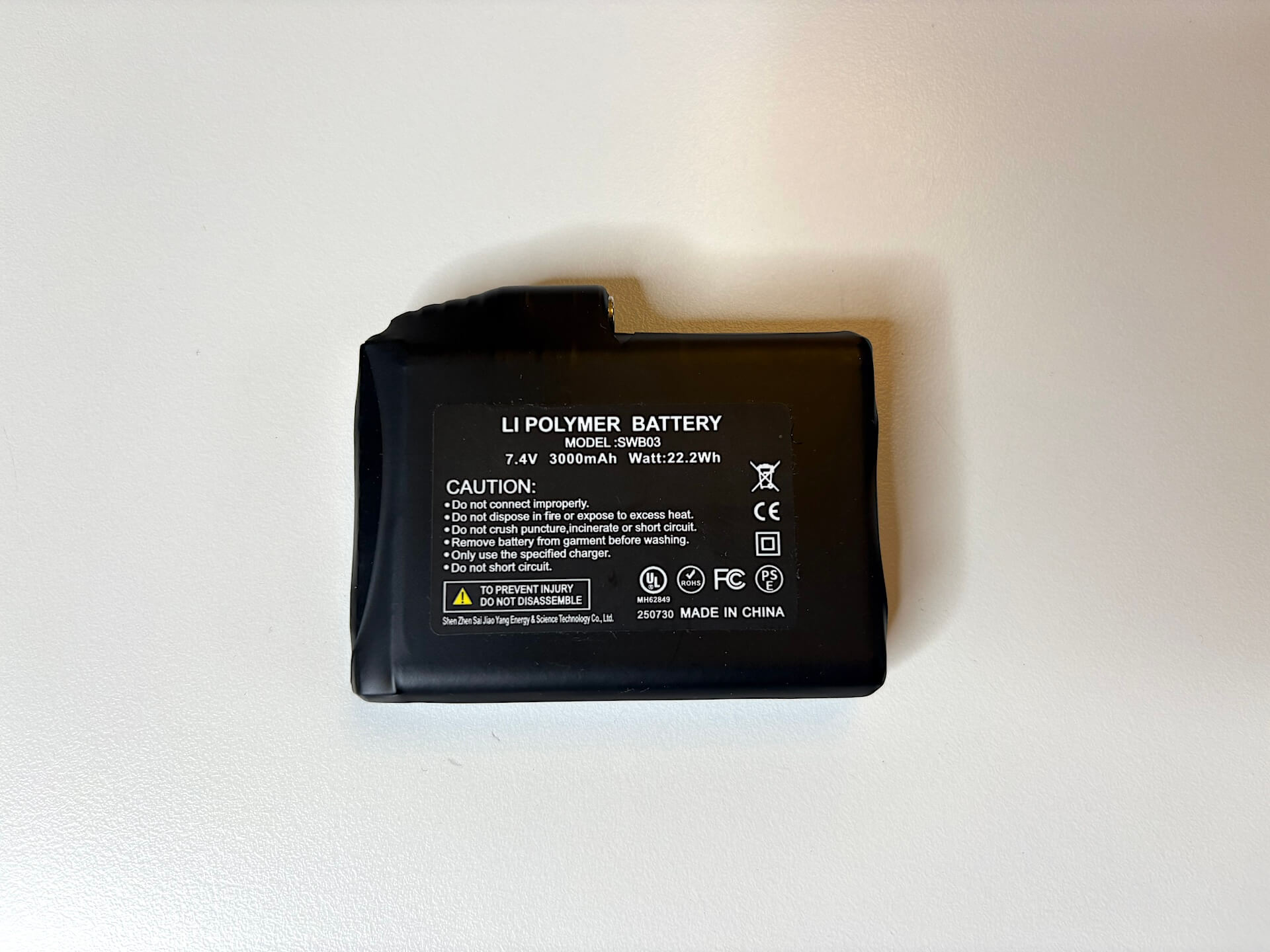 Batteri til Magic Pillow varmepude fra Sirius på bord