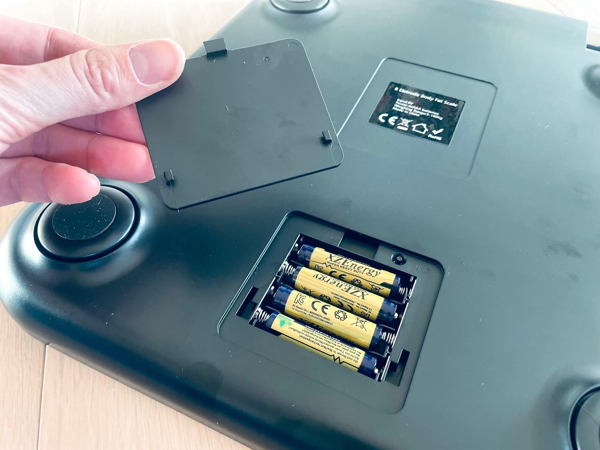 Batterier sættes i Danish Wellness Kropsscanner