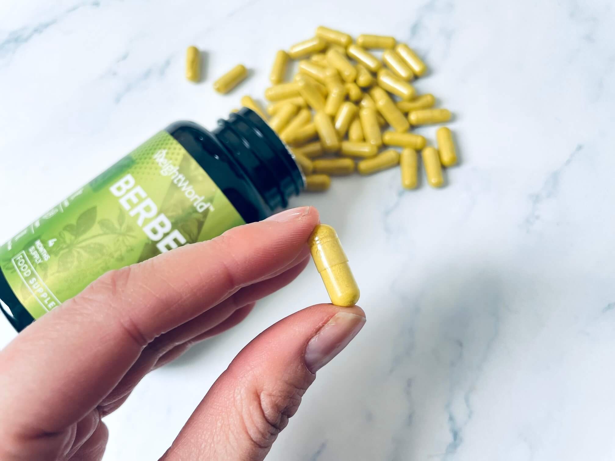 Berberine kapsel mellem to fingre