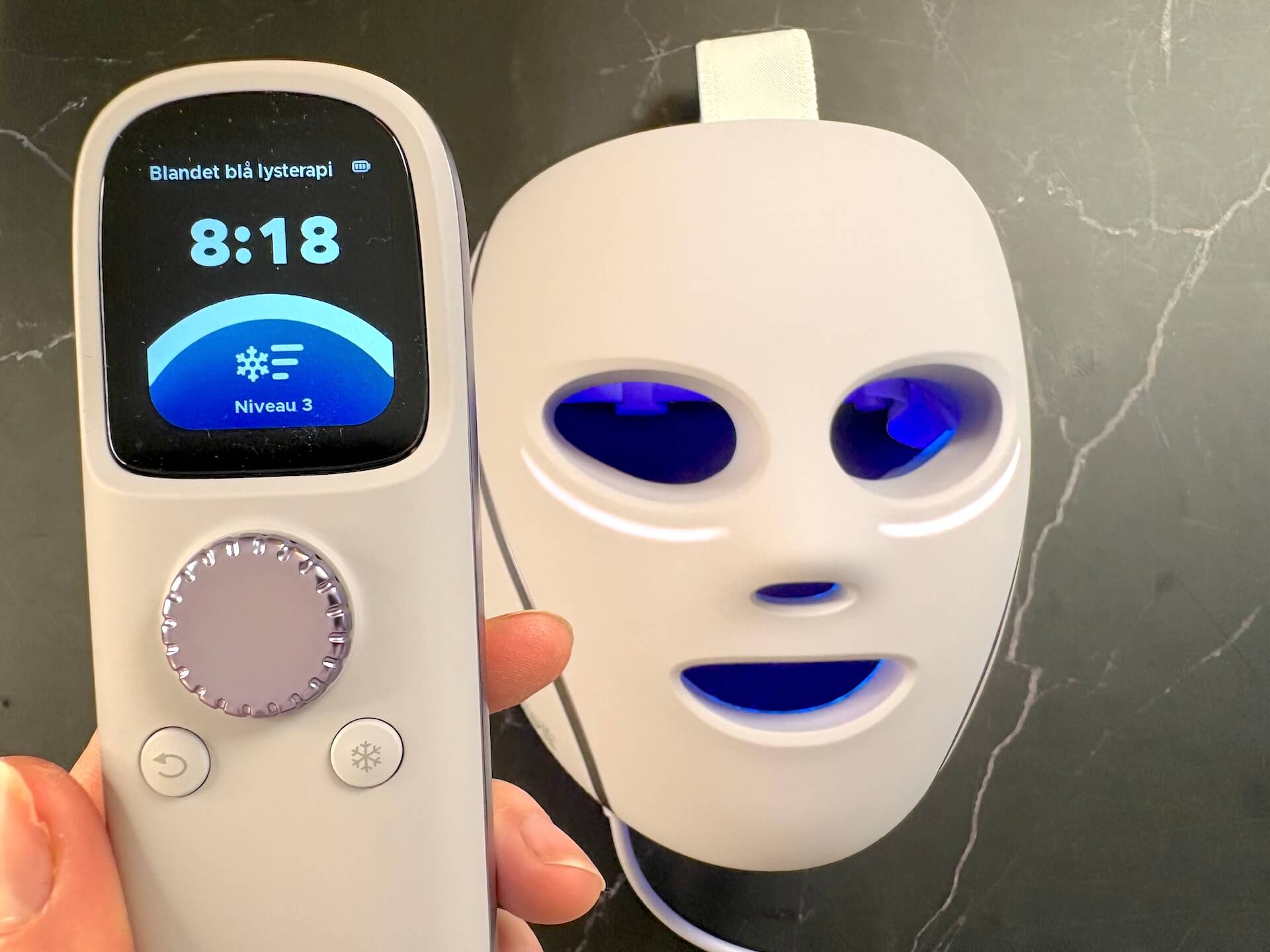 Blandet blå lysterapi tændt i Shark CryoGlow LED Face Mask