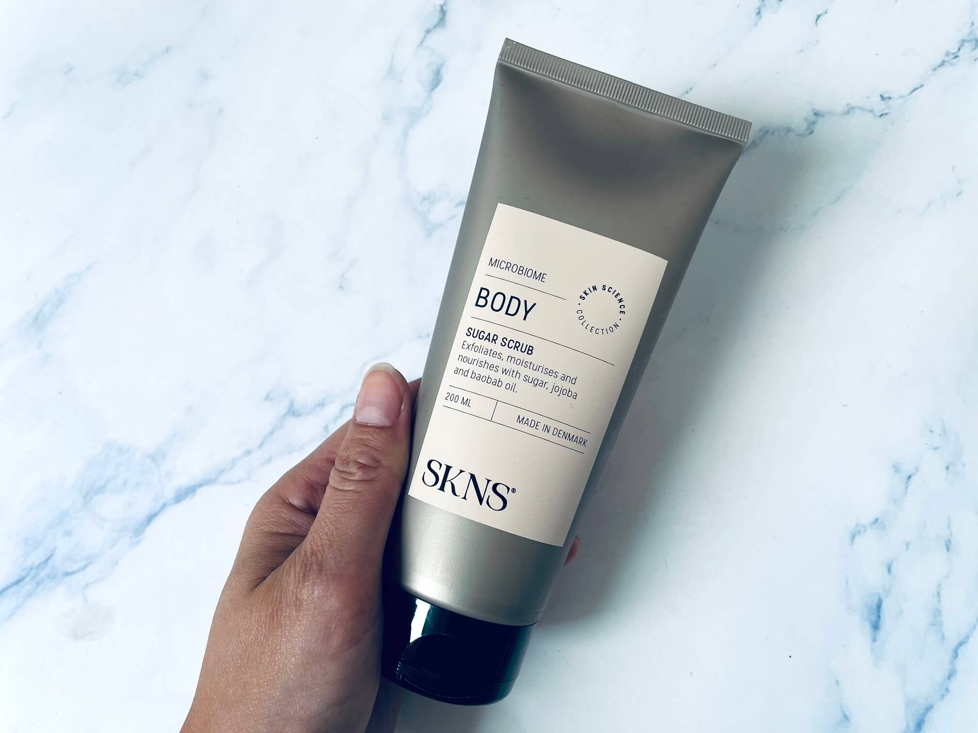Body Sugar Scrub fra SKNS i hånd