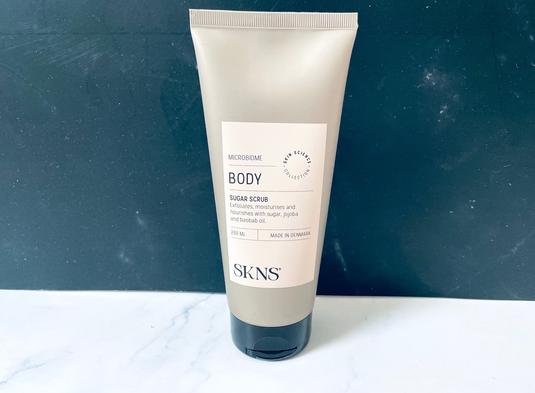 Body Sugar Scrub fra SKNS på badeværelse