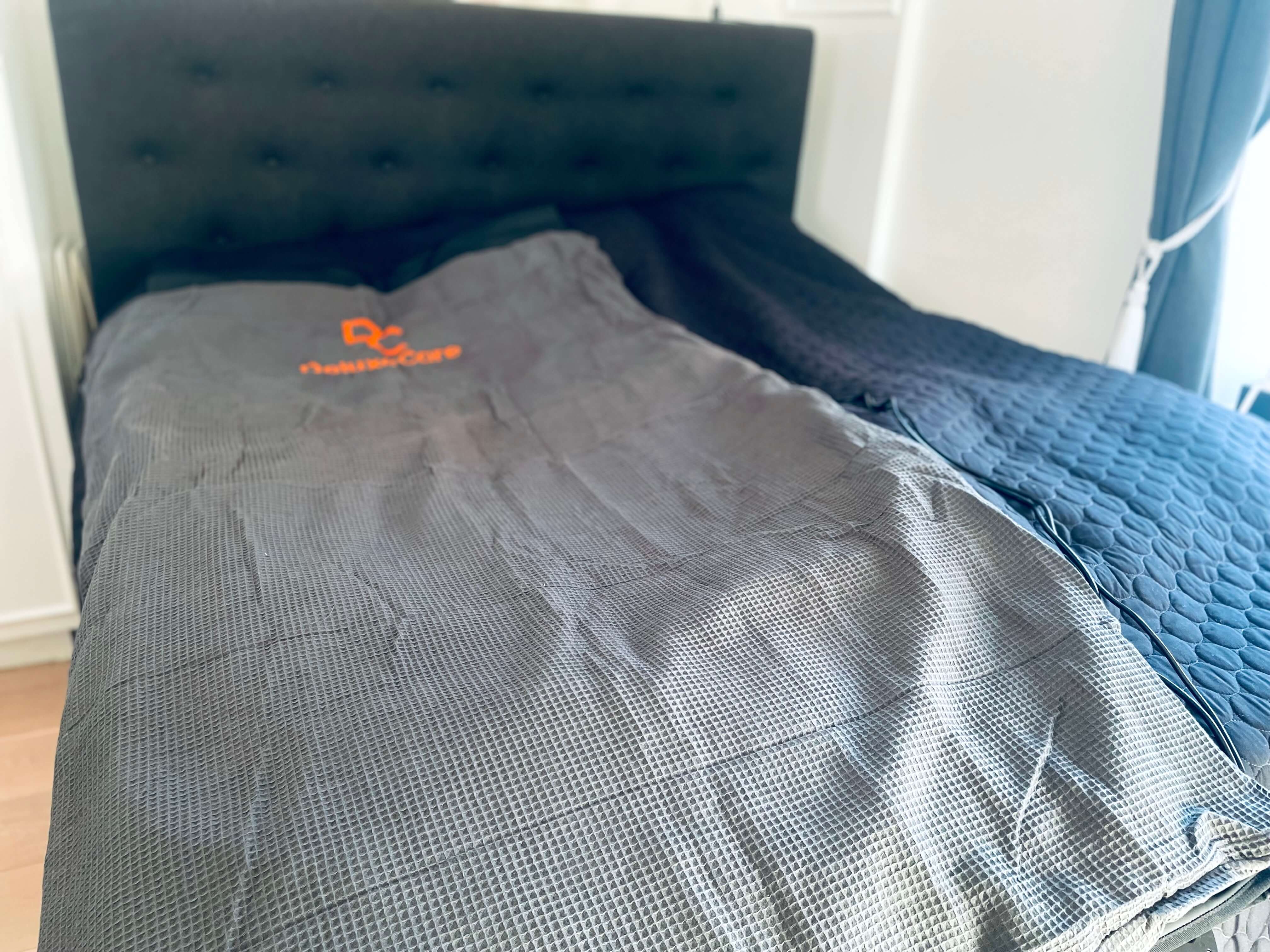 BodyCover der ligger ovenpå DeluxeCare infrarød saunatæppe