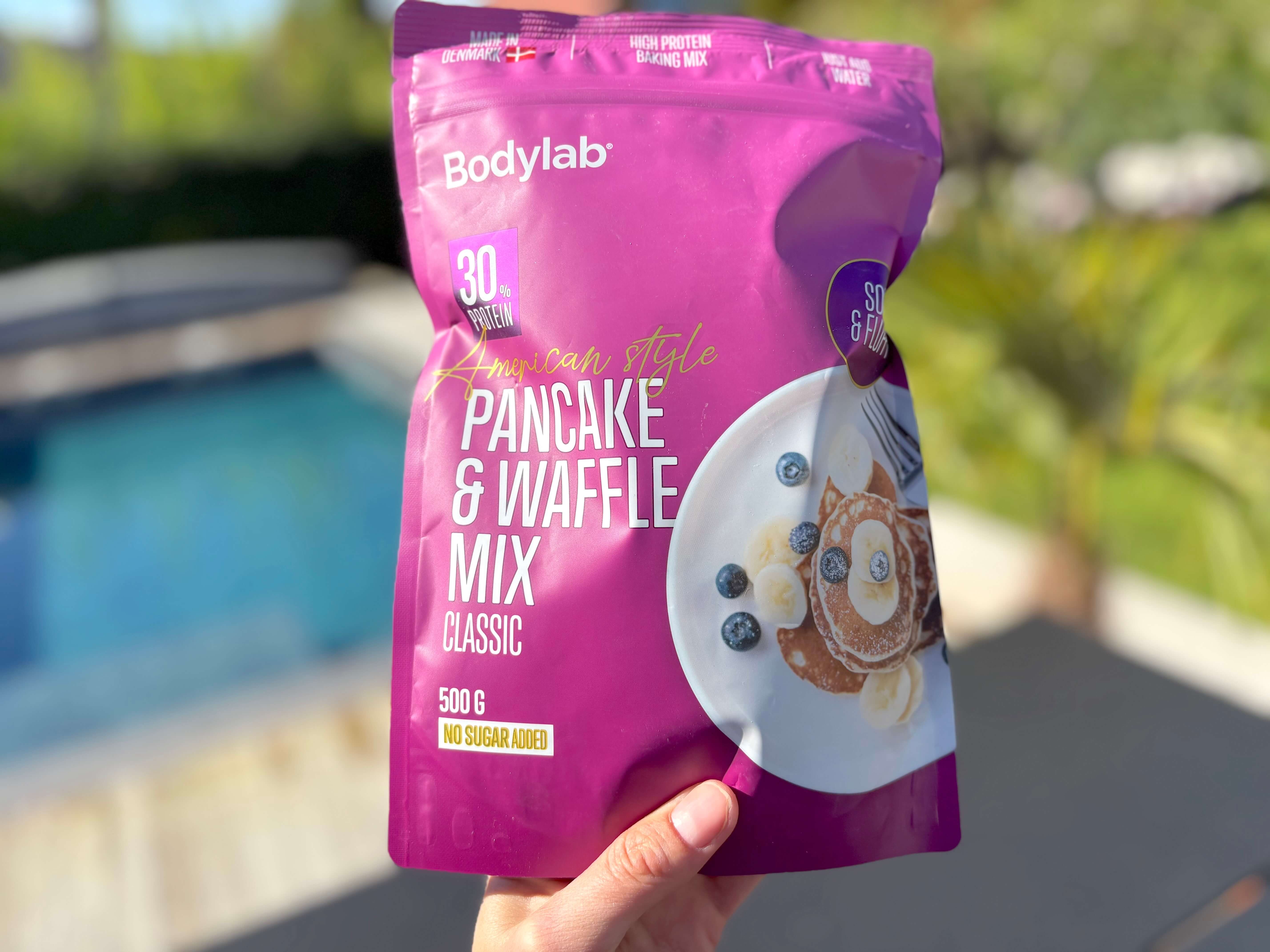 Bodylab American Style Protein Pancake & Waffle Mix Classic i hånd