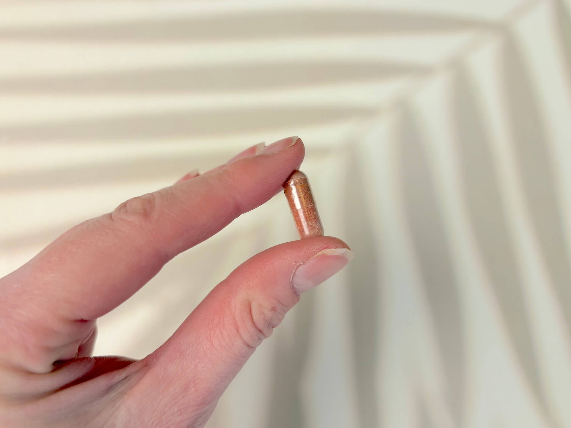Bodylab Beta-Carotene mellem fingre