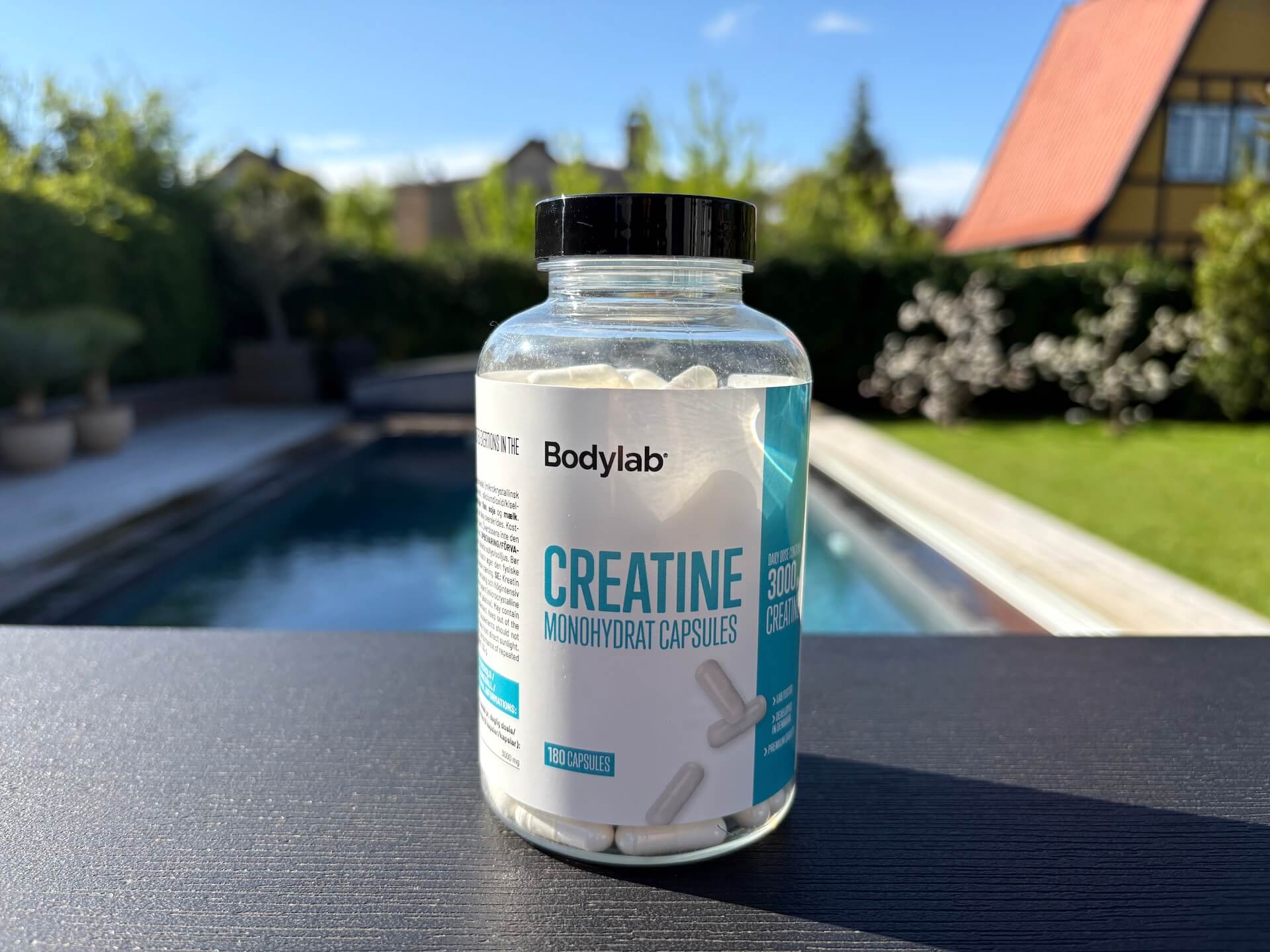 Bodylab Creatine Capsules på bord i have