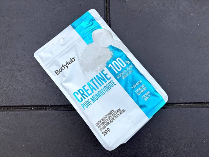 Bodylab Creatine i pose på fliser