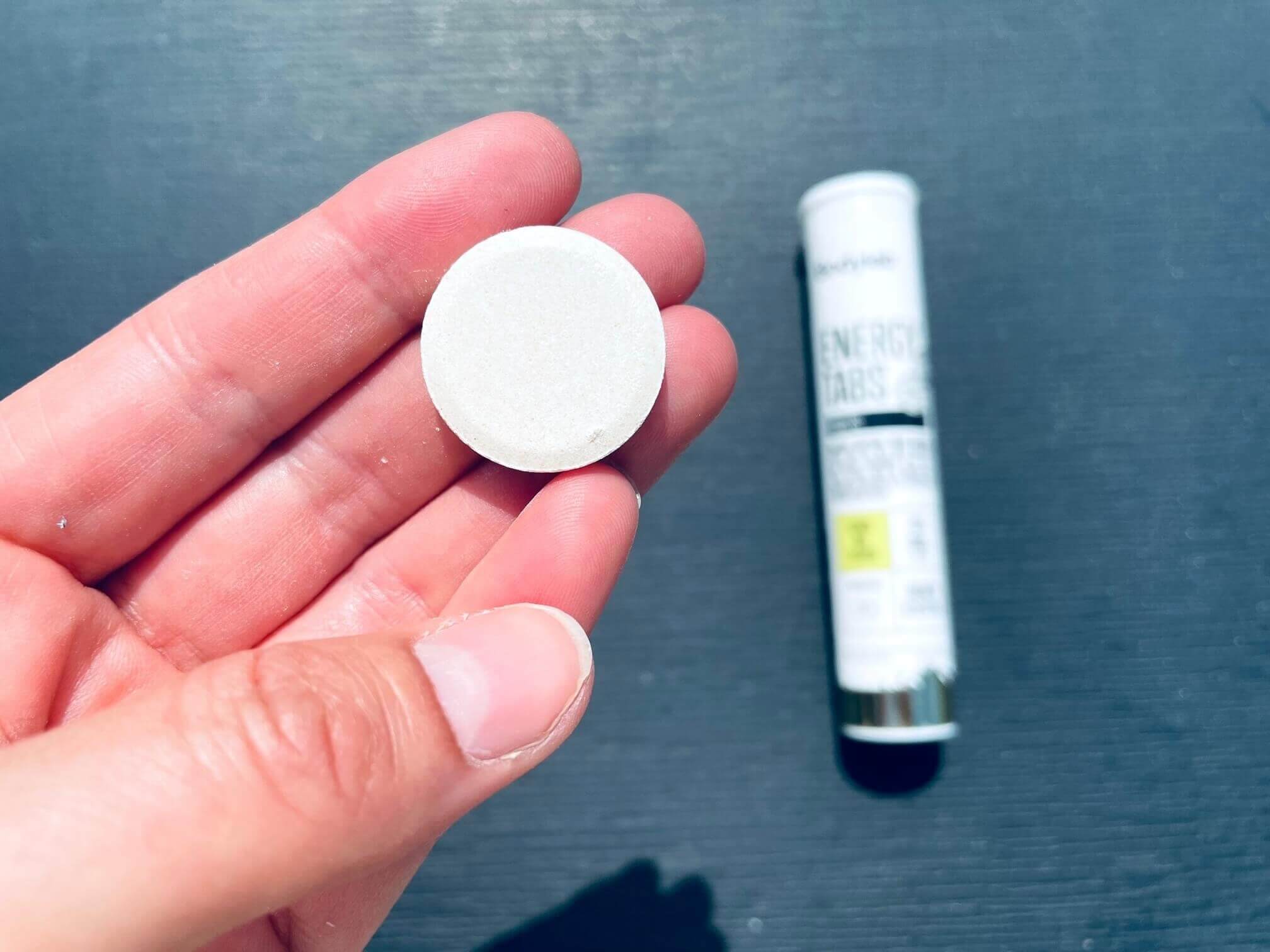 Bodylab Energy Tabs tablet i hånd