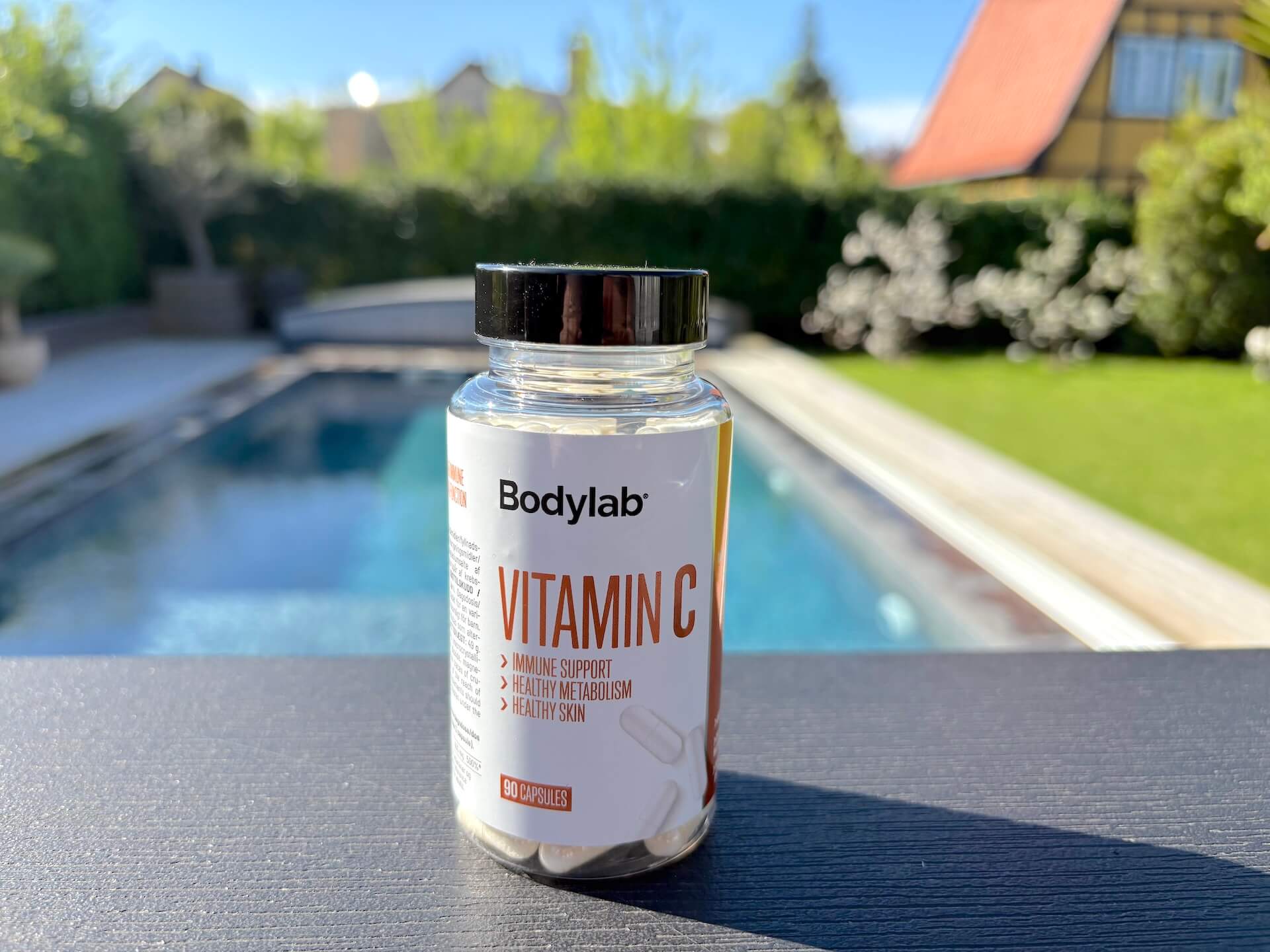 Bodylab Vitamin C i bøtte på bord i have
