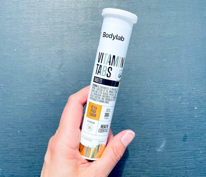 Bodylab Vitamin Tabs i hånd