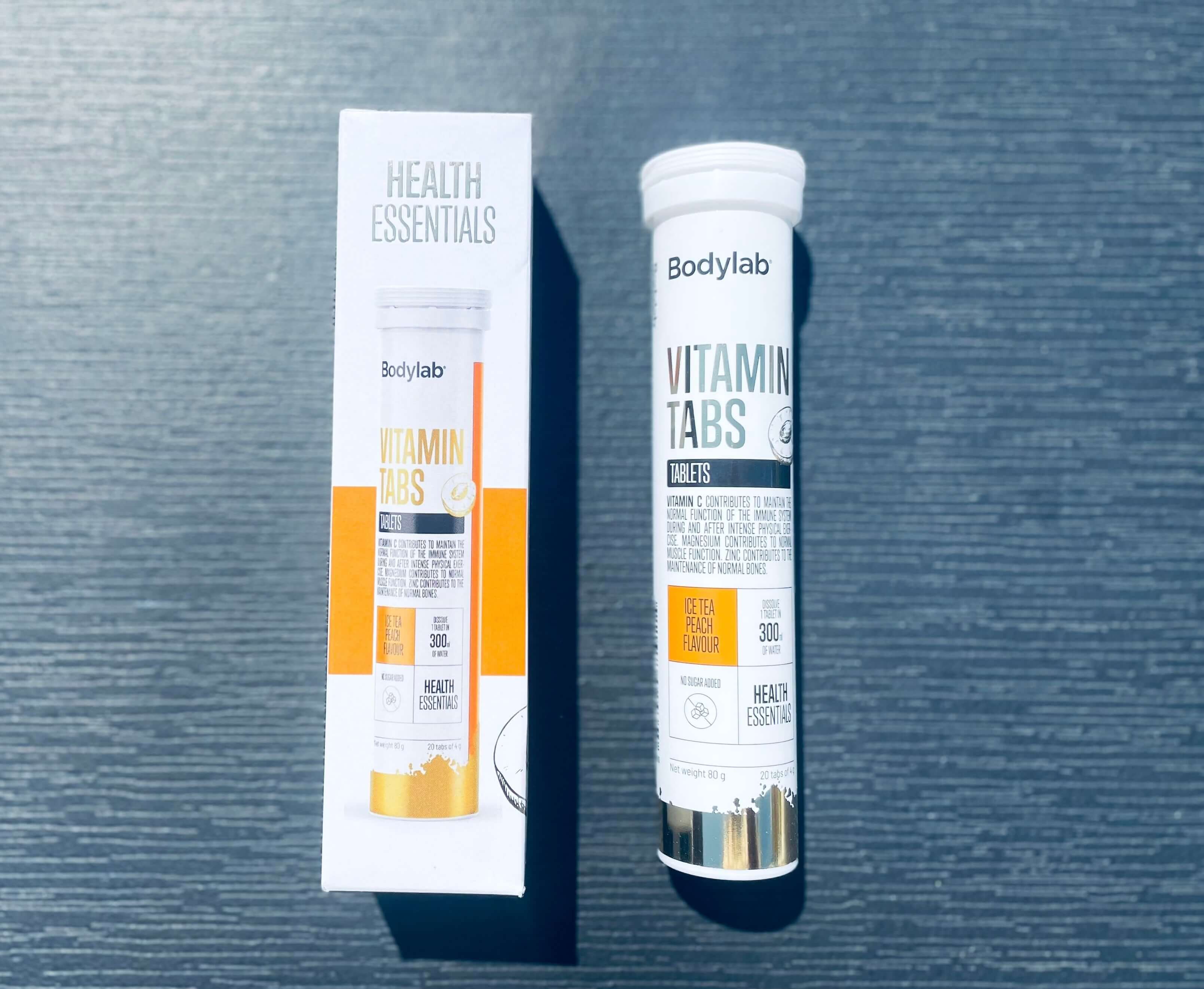 Bodylab Vitamin Tabs på bord med æske