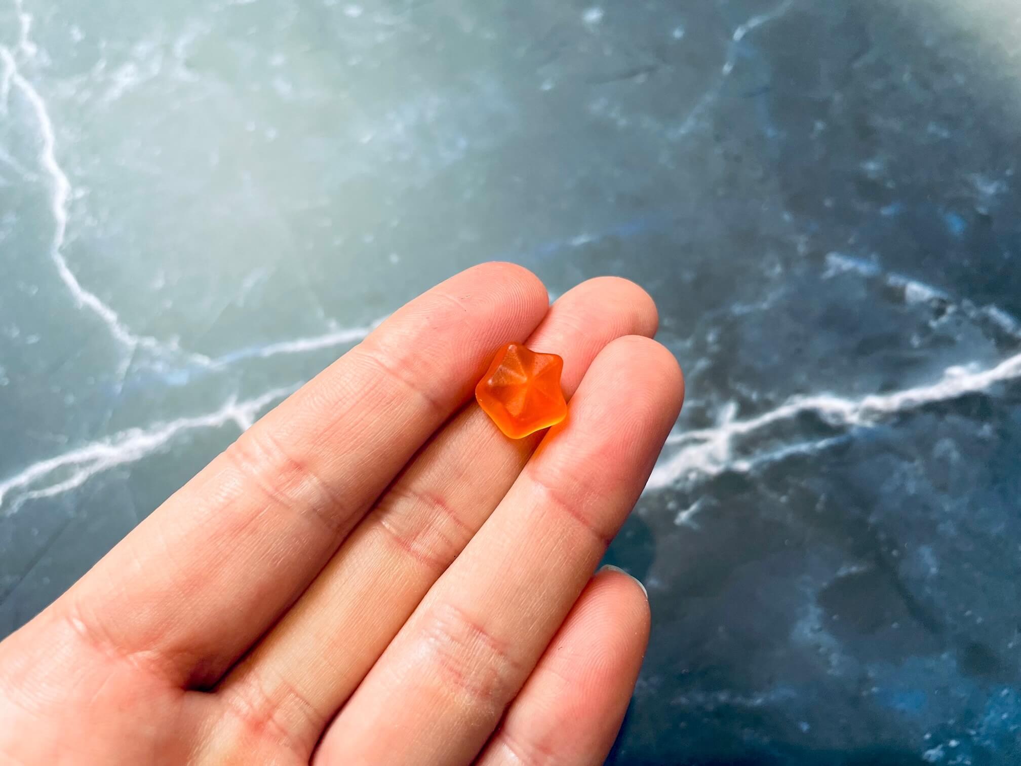 Børne D3-Vitamin vingummi på finger