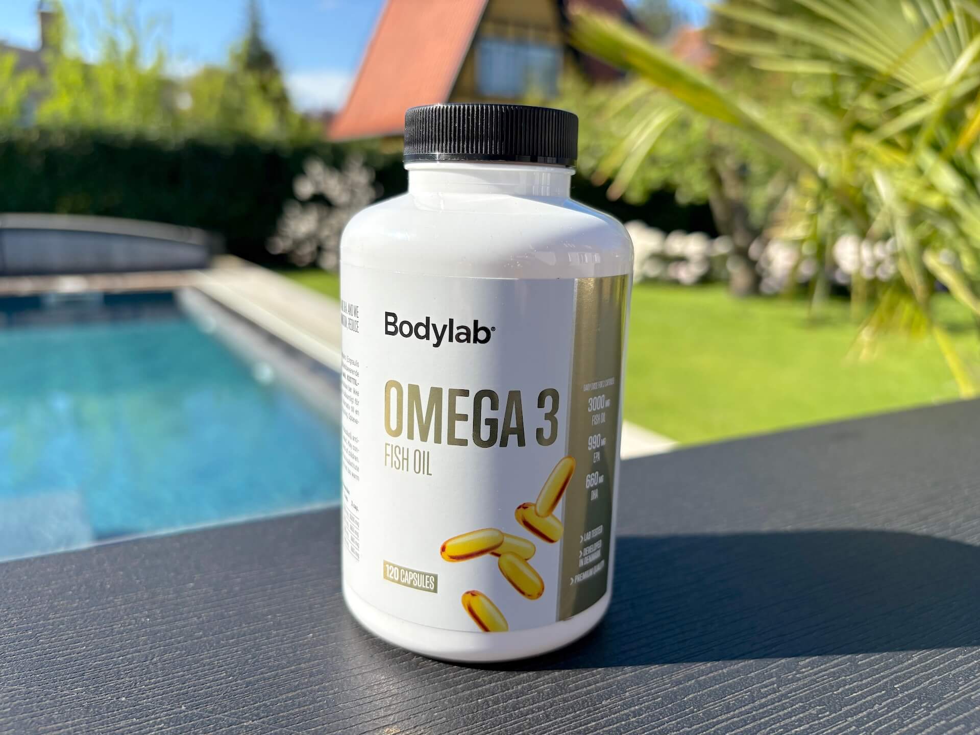 Bøtte med Bodylab Omega 3 300mg på bord i have