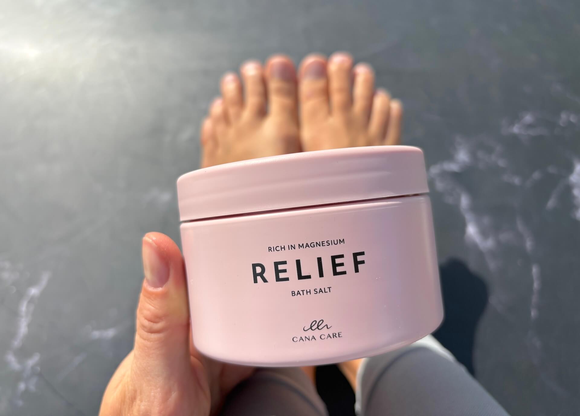 Bøtte med Cana Care RELIEF Bath Salt over fødder